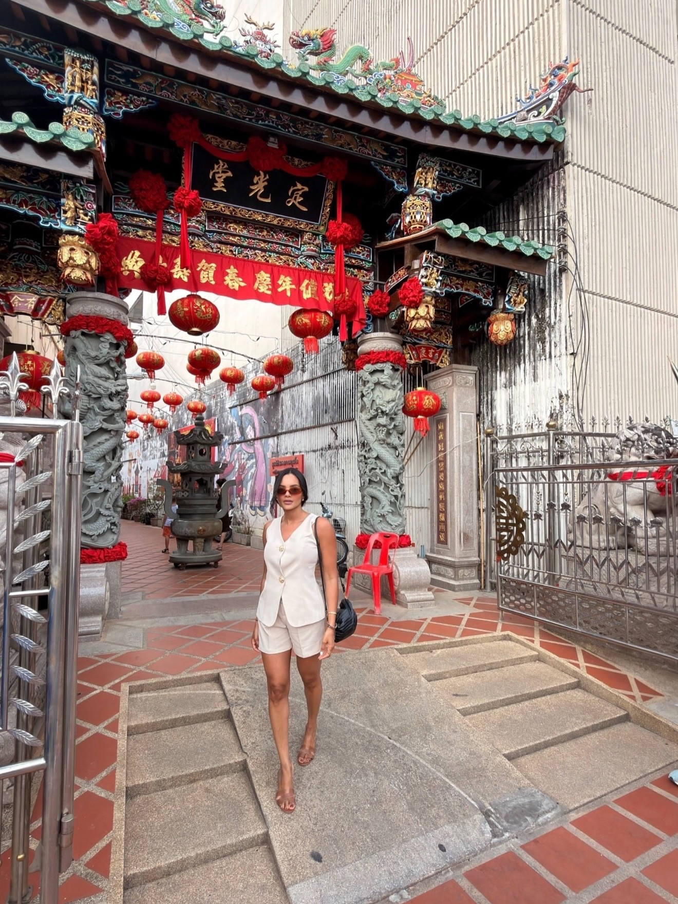 🇺🇸 Just spent the day wandering around the center of Phuket and I’m obsessed 🤍
The colors, the temples, the little streets… everything feels so vibrant and full of life.
Definitely one of those places you just walk around with no plan and enjoy every moment ✨

🇧🇷 Passei o dia explorando o centro de Phuket e estou apaixonada 🤍
As cores, os templos, as ruazinhas… tudo é tão vivo e cheio de energia.
Um daqueles lugares pra simplesmente andar sem rumo e aproveitar cada momento ✨
#amazonfashion #amazonmusthave
E do nada um bode dentro da loja. 🐐 kkk

#LTKTravel #LTKdayinmylife #LTKWorkwear
