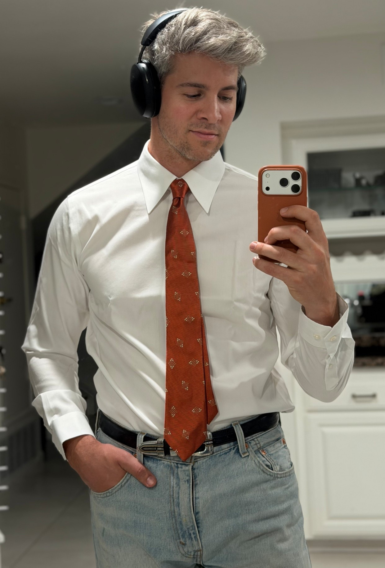 Long point collar and tie feels classy