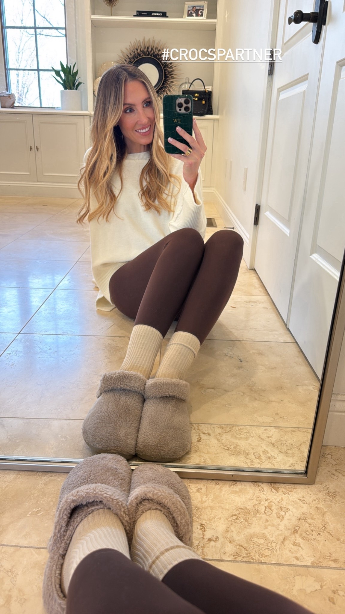 #CrocsPartner I am truly obsessed with this pair of Crocs because they are so cozy, soft, and wearable all day long. If you love comfort but still want something cute, these are the ones to grab. @crocs