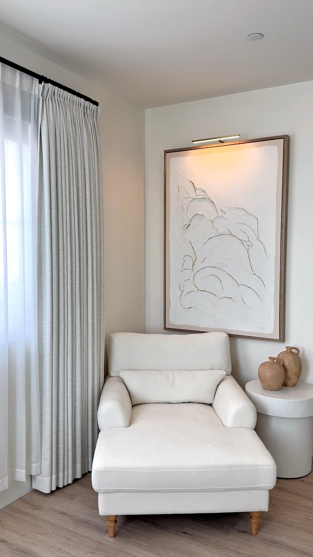 ✨ Neutral Home: Cozy Bedroom Reading Nook Inspo ✨ 

Create the ultimate relaxation corner with this timeless setup — a classic chaise lounge paired with a sleek side table for your coffee or tea, and finished with a picture frame light that adds the perfect warm glow for evening reading. 🕯️📚

This reading nook is all about mixing comfort and style: the chaise lounge makes it easy to unwind, the side table keeps your essentials within reach, and the picture frame light doubles as functional lighting and elegant wall décor. Perfect for bedrooms, guest rooms, or even a quiet corner in your living space.

If you’ve been searching for bedroom corner ideas, reading nook design inspiration, or cozy bedroom décor finds, this setup is a must-save. Shop the exact pieces linked here to recreate this look in your own home. 🛋️✨



#LTKHome #LTKFindsUnder100