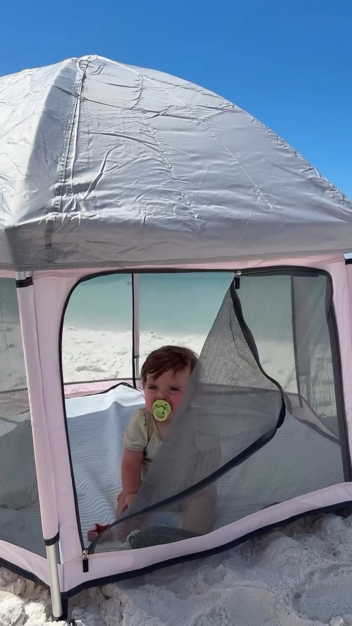 the best beach hack for little ones!! say BEACH in the comments for the 🔗👏🏼🌊🫐👶🏼 #beachtent #beachbaby #beachessentials #beachmusthave #beachtent