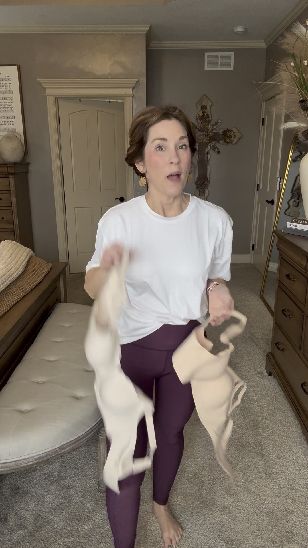 Cozy comfort bras that work great under those thin t-shirts too! Adjustable and seamless! 

Wearing a size medium and bra size is 32 DD  

Crazy Busy Mama 

@vertvie_official 