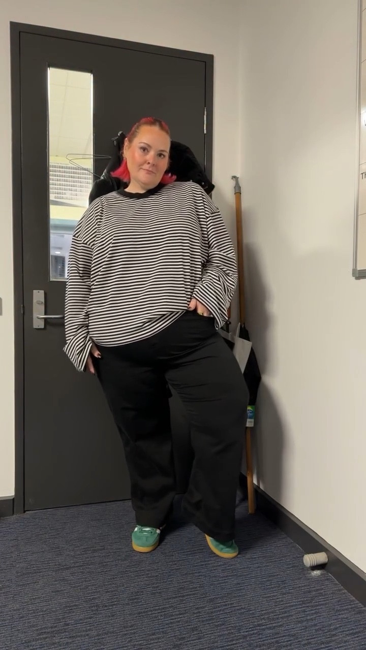 Category is emo where’s wally 💋🖤

#ootd #workootd #plussizefashion #plussizestyle #teacherstyle