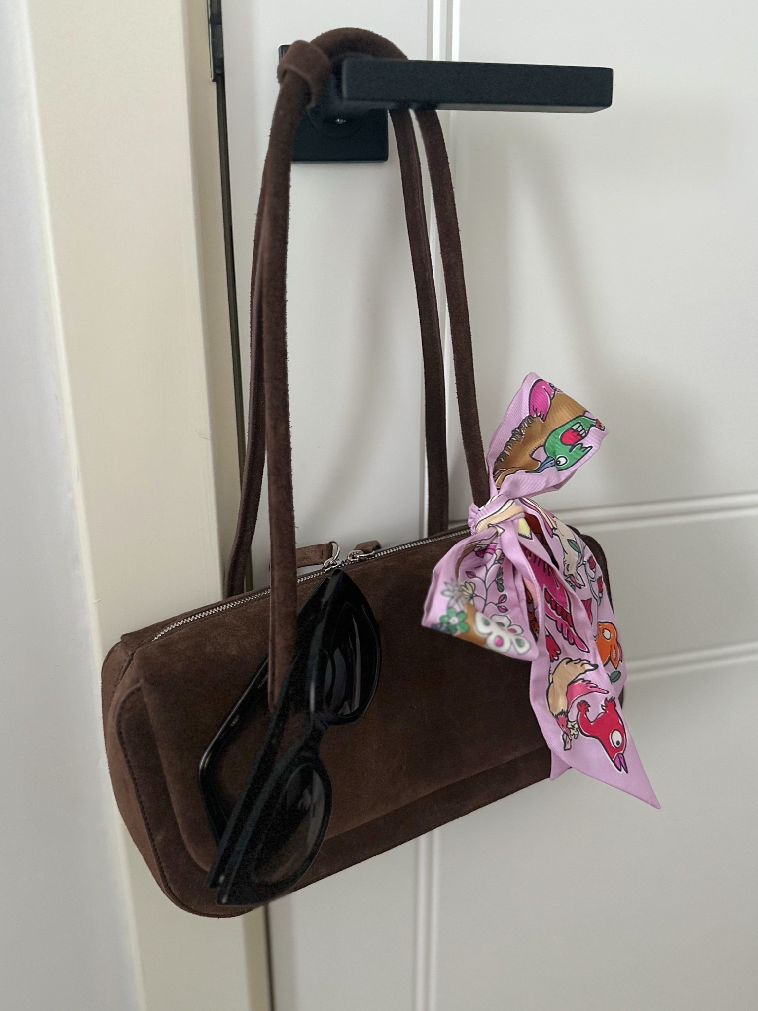 My latest sale find 🤎 This beautiful chocolate brown suede bag by Aesther Ekme 🤩 My pink Hermès twilly made her a bit more summer proof 🩷

#LTKSaleAlert #LTKootd #LTKSeasonal