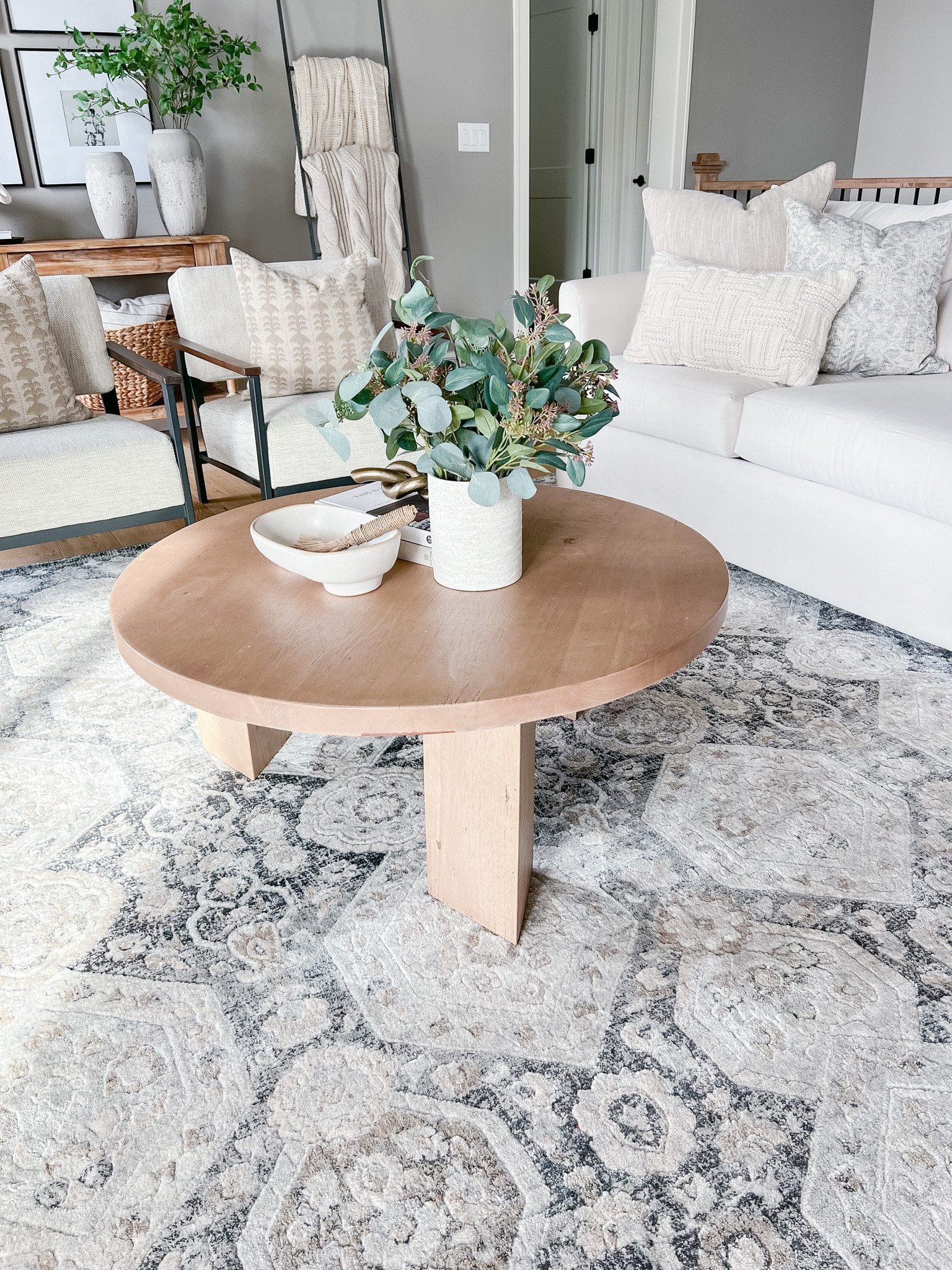 Living room decor - living room inspiration - main room - living room furniture - farmhouse decor - farmhouse furniture - Coffee table 

#LTKhome