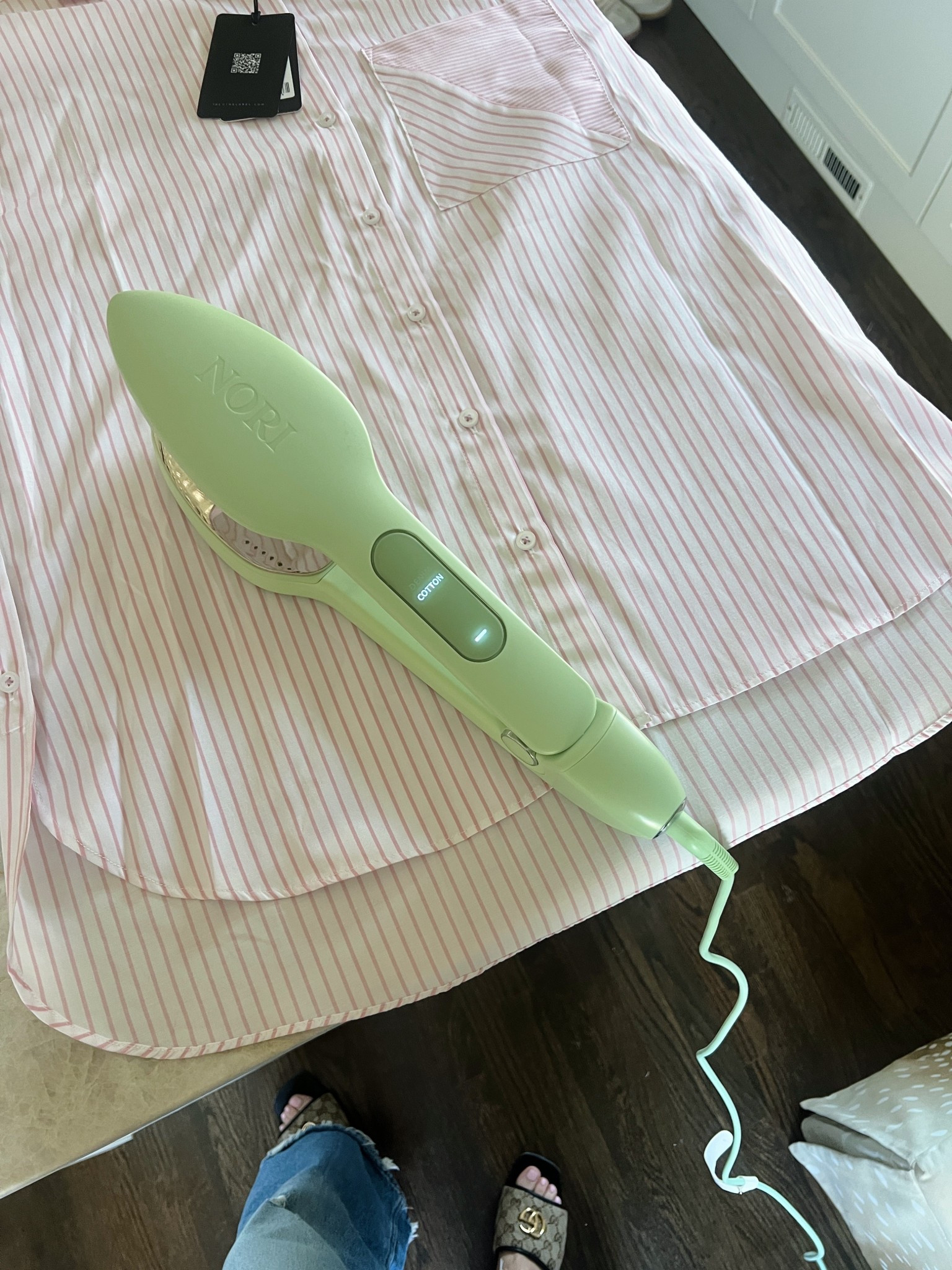 Steam iron that doesn’t require an ironing board 👏🏼