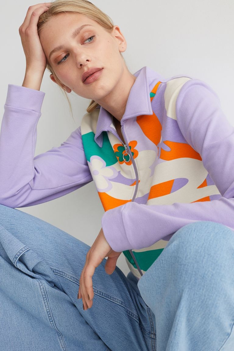 Kürzere Jacke aus gemustertem Baumwolljersey mit Kragen, Reißverschluss vorn und langen Ärmeln... | H&M (DE, AT, CH, NL, FI)