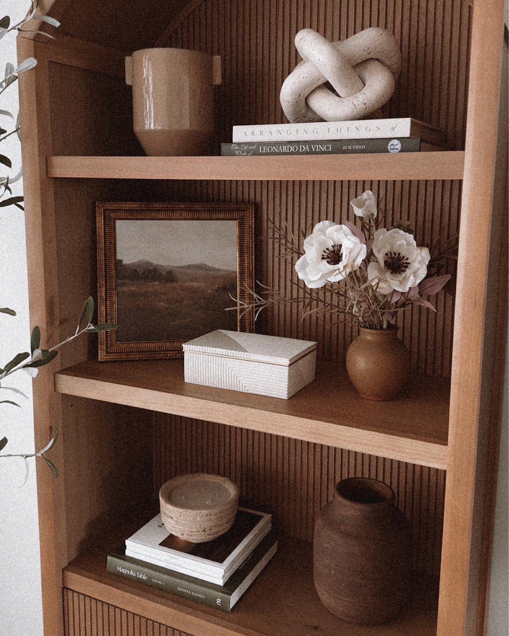 Bookcase decor

#LTKhome #LTKFind #LTKstyletip