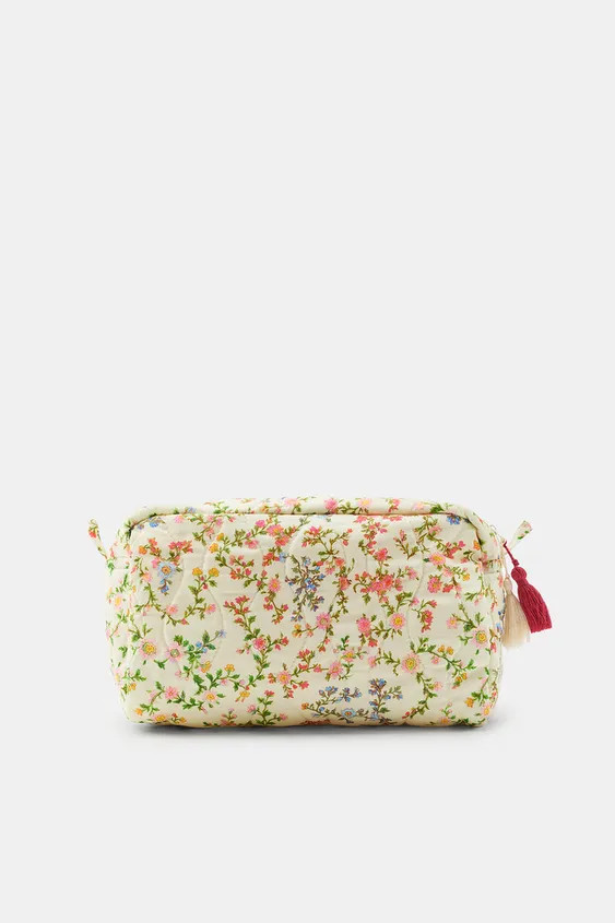 Printed toiletry bag made from 100% cotton yarn. Features quilted fabric detail. Lined interior. ... | Zara US