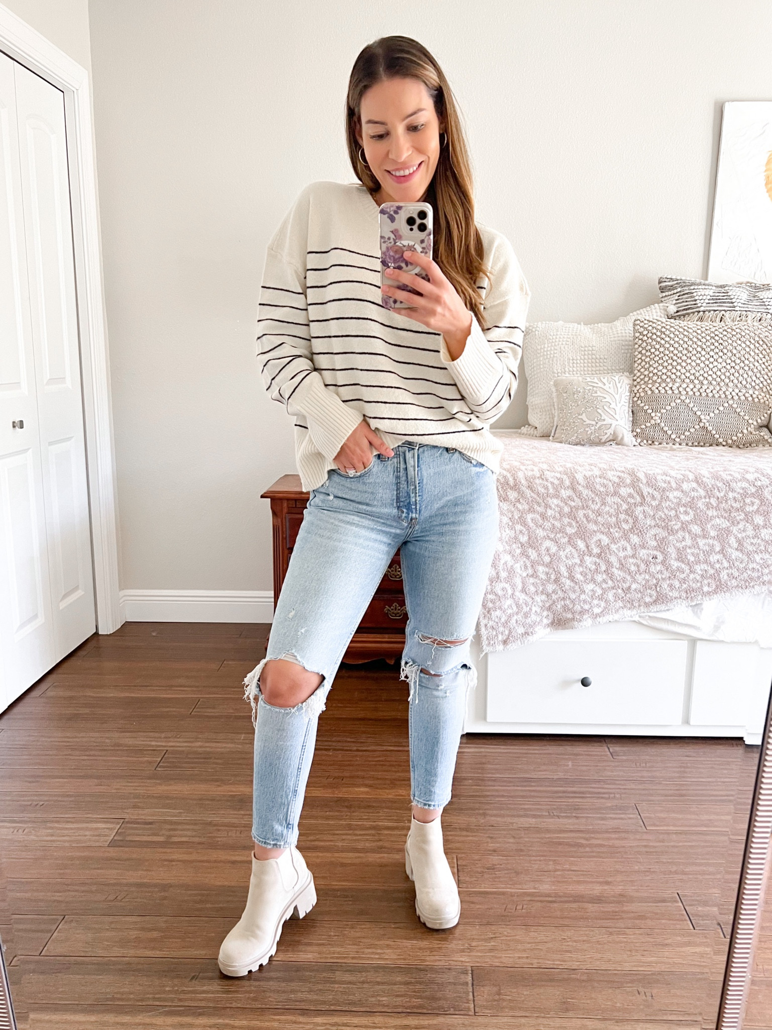 Today’s OOTD! Abercrombie denim is always a fave! These Chelsea boots are perfect for chasing little ones around while staying on trend. 

#momfit #abercrombie #abercrombiedenim #stevemadden #chelseaboot #coastalvibes #fallfit #momonthego #vici #sale 