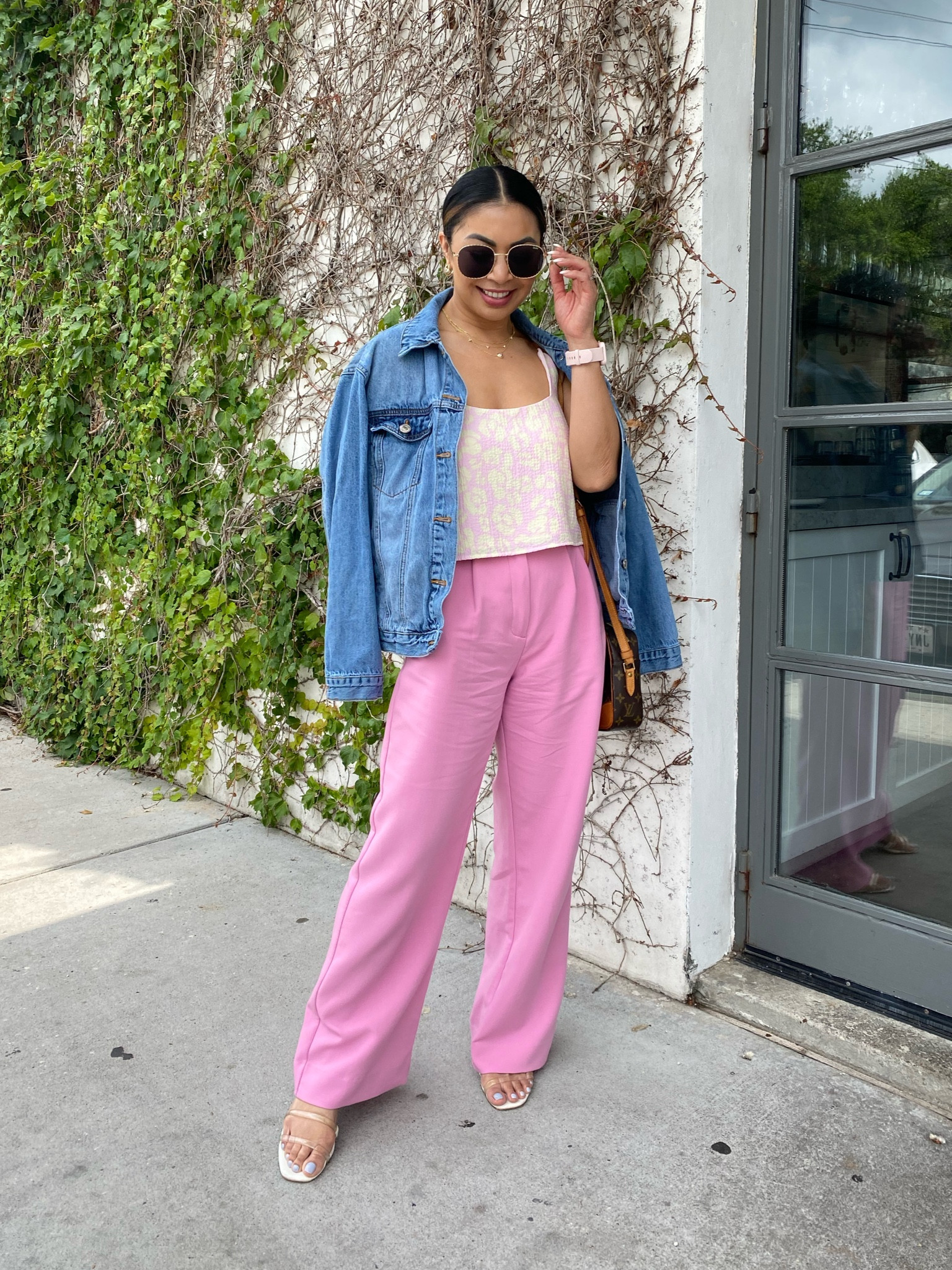Todays outfit. I love these pink trouser pants from Abercrombie! Wearing the 28 