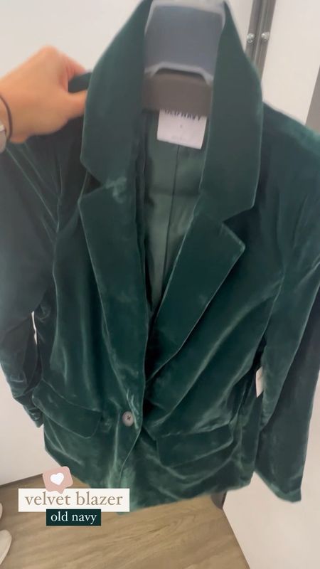 This green velvet oversized blazer is perfect for the holiday season!! Would be great for work, family photos, Christmas parties 💚 

#LTKworkwear #LTKparties #LTKmidsize