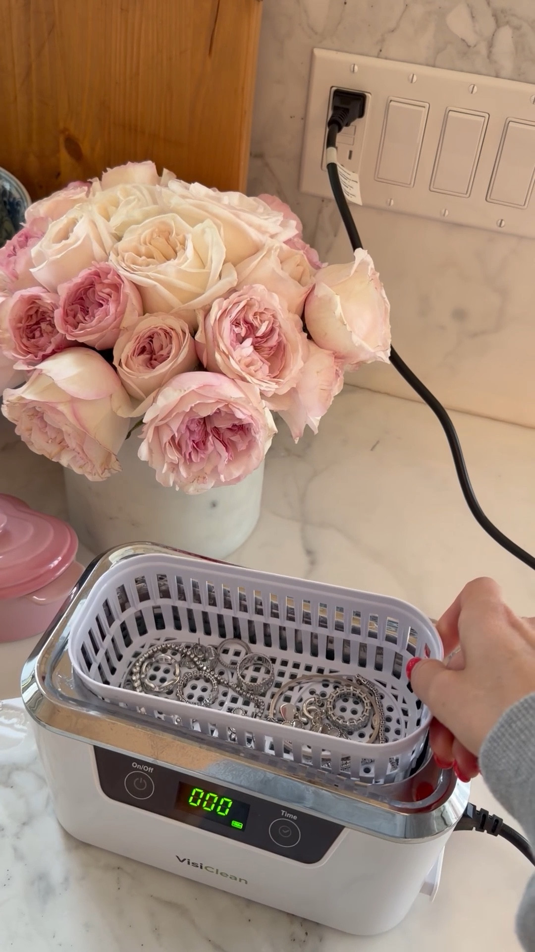 best way to clean your diamonds!!!! 🫧💎 hot water mixed with dawn soap spray & windex in this ultra sonic cleaner 🫧 