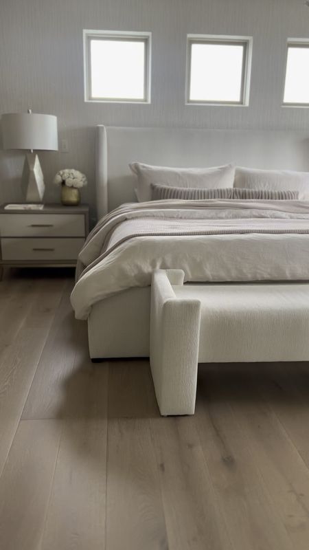 Bedroom Inspo - Neutral Bedroom

Linen bedding. Neutral style. Neutral decor. Modern organic. Veradek. Arhaus. White bed. Boucle  



#LTKVideo #LTKHome #LTKStyleTip