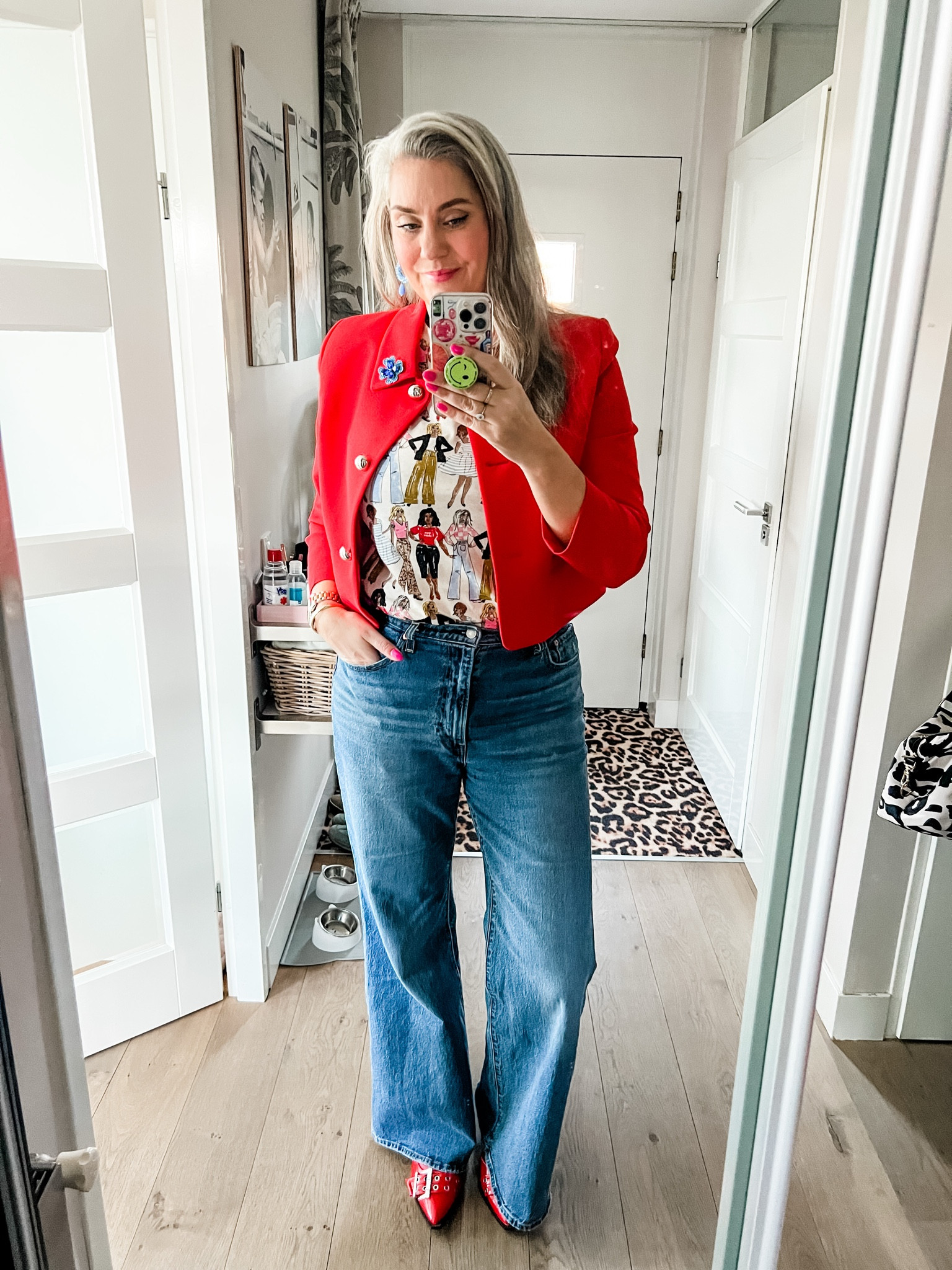 Ootd - Friday. Cropped red blazer (Mango) paired with a printed t-shirt (Wibra) and my favorite Levi’s bell bottom jeans. Paired with red buckle slingback shoes. 



#LTKeurope #LTKFashionMonth #LTKnederlands