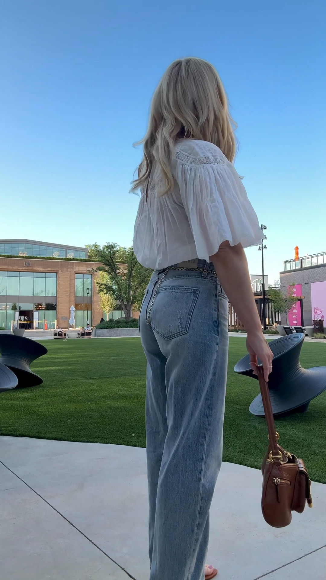 These are my favorite barrel jeans 
Jeans
White top
Lace top


#LTKSeasonal #LTKdayinmylife