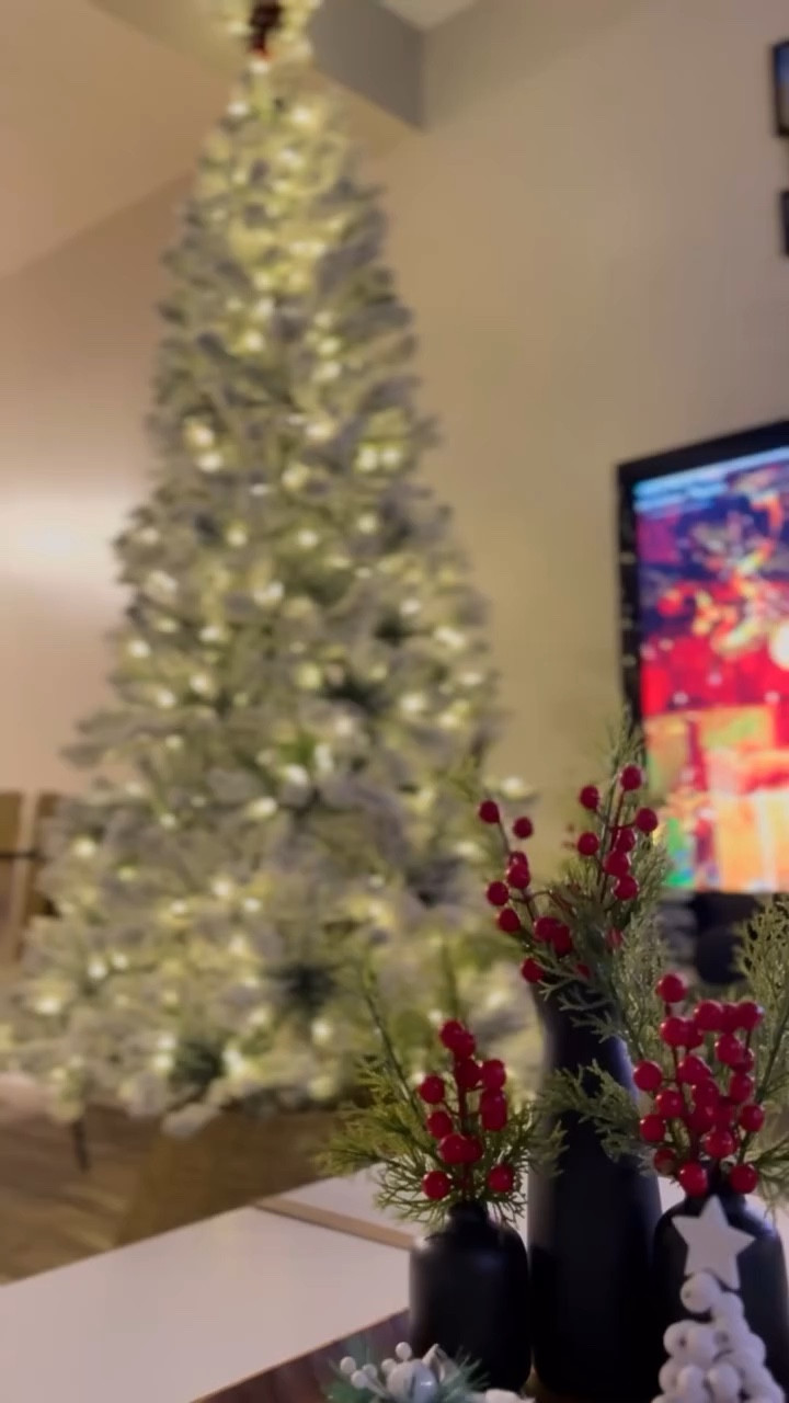 My Christmas tree for this year is from @loweshomeimprovement it was love at first sight and I love how it looks in my living room 🎄

Link: https://creatorsold.io/lowes-companies-inc/leydissuarez/christmas

#lowespartner #loweshomeimprovement #lowesgoals #lowesfinds #lowesdeals #lowes #homedecor #homedecoration