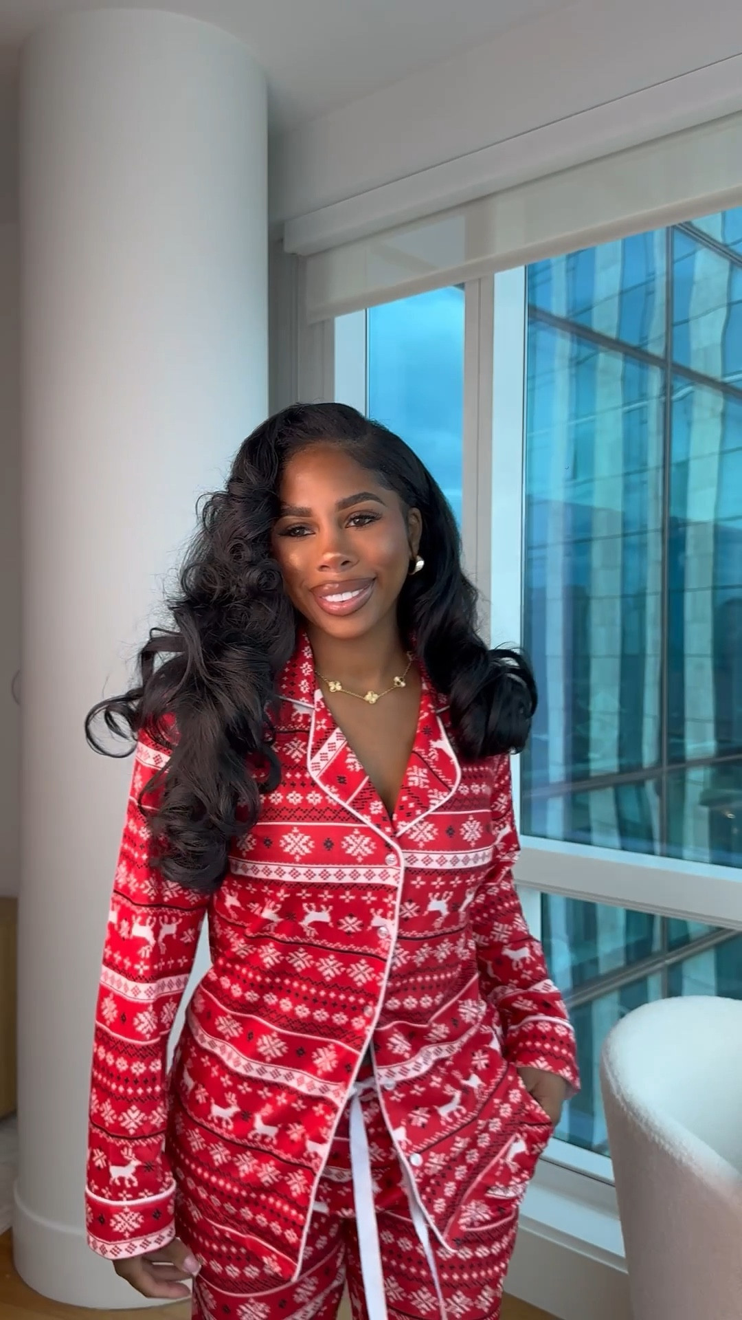 I love the print and the silk ribbon on these Christmas PJs and she’s under $40 you have to love it lol ♥️🎄