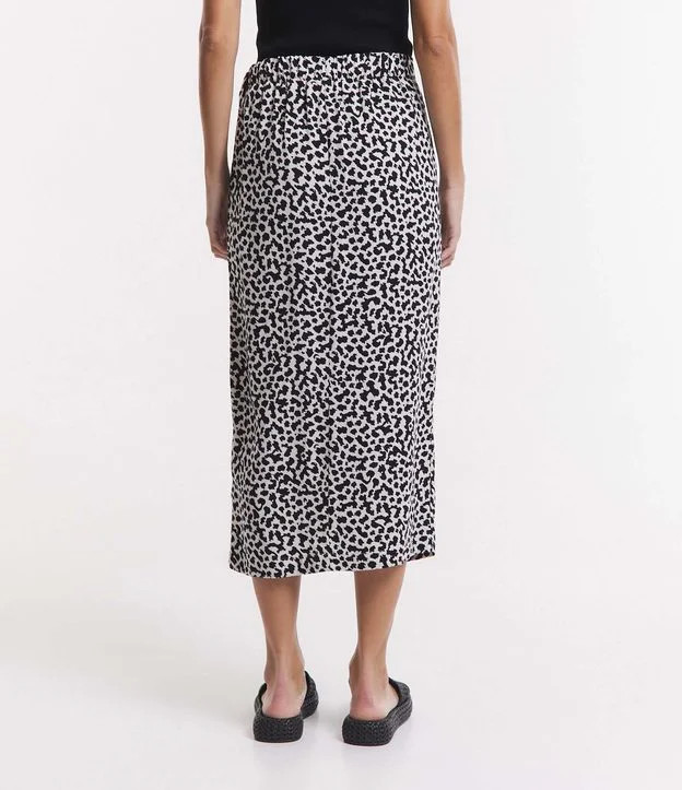 Saia Midi Envelope em Viscolinho com Amarração e Estampa de Onça Off White/Preto | Renner (BR)