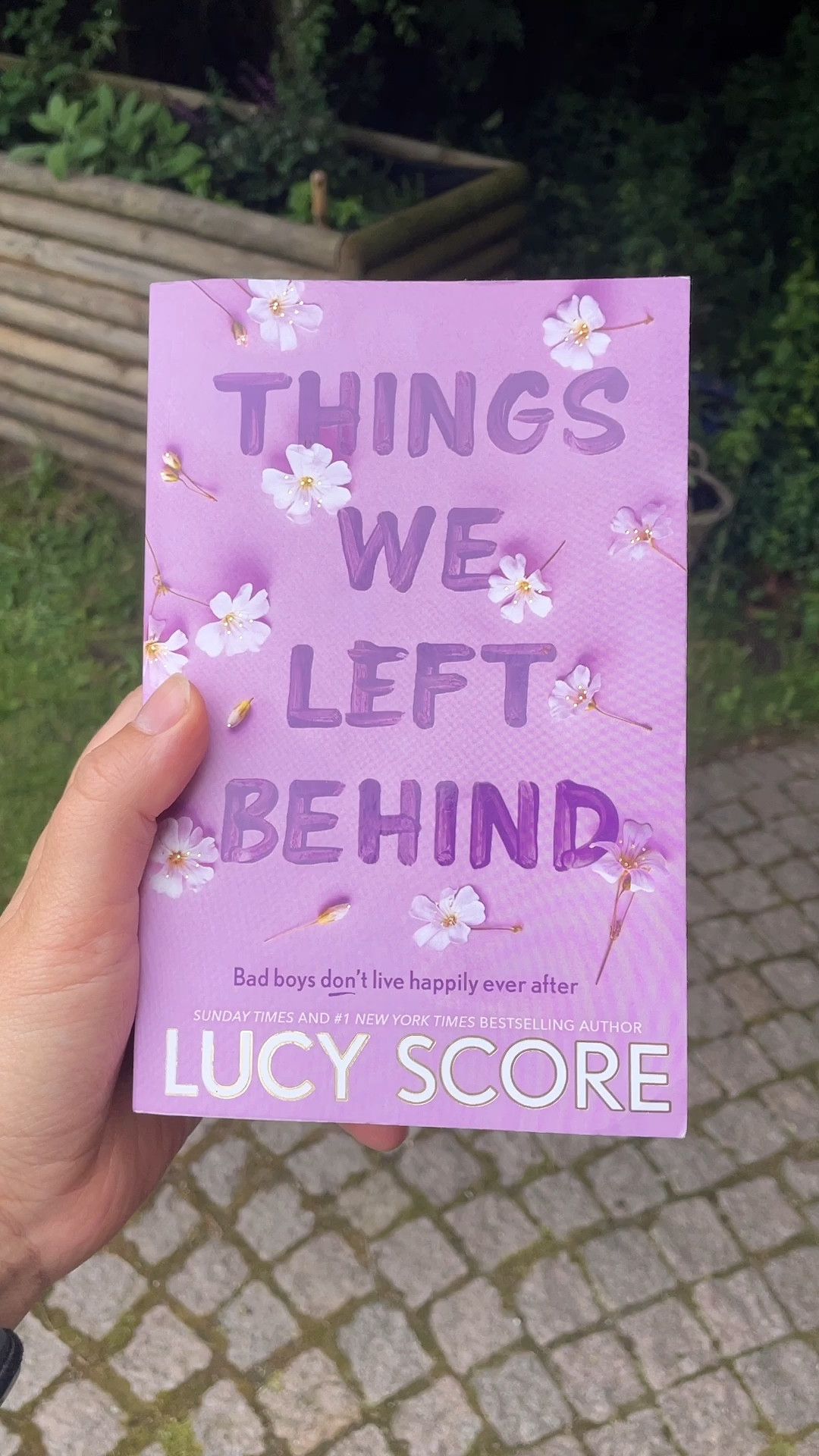 „Things we left behind“ war so gut! Konnte das Buch kaum zur Seite legen. Mega Abschluss der Reihe. 👏🏻 

Im dritten Band geht es um Sloane und Lucian - Kindheits-Nachbarn, Friends-to-Enemy, dieselbe Freundes-Clique. Charaktere mit Tiefe, die Score sehr gut beschrieben hat. Es war nach den ersten beiden Bänden einfach, mit Sloane und Lucian zu connecten.

Habe das Buch sehr geliebt. Ein Muss ist es, Band 1 und 2 vorher zu lesen. 📚

Ich habe es auf Englisch gelesen. 

Folge mir auf Readly @aenniturnsapage & goodreads
https://www.goodreads.com/user/show/73279106 

#Booktok #Bookstagram #Buchempfehlung #Summerread #beachread

#LTKdeutschland #LTKeurope