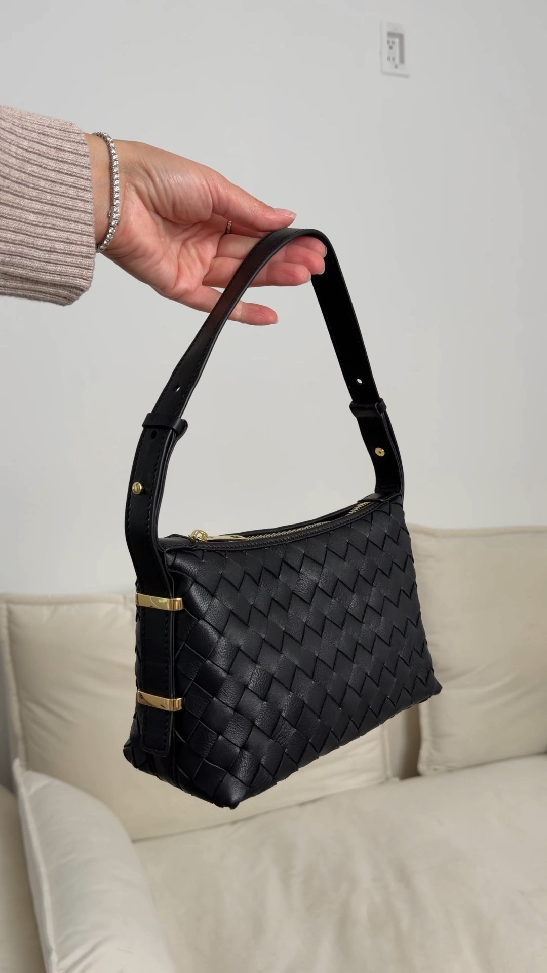 The woven bag that looks $$$ 🖤

black woven handbag, designer inspired bag, chic shoulder bag, elevated amazon find, everyday black purse, minimalist bag style, affordable luxury look

#LTKU #LTKootd #LTKgrwm