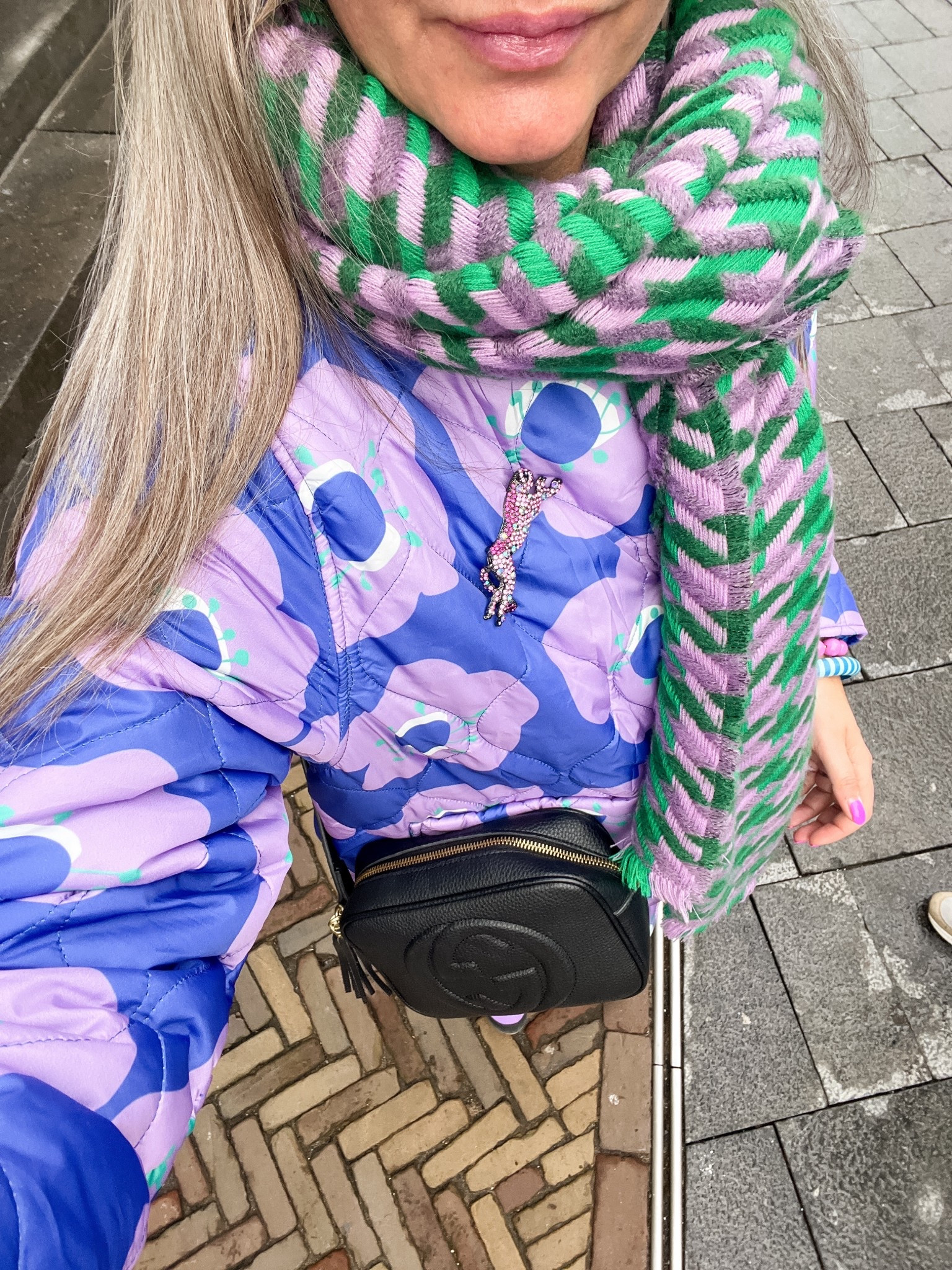 Helemaal klaar met al die zwarte, bruine en donkergroene winterjassen 😂

Blauwe jas met lila bloemen, groen met lila sjaal, luipaard broche, zwarte Gucci tas. 



#LTKFashionMonth #LTKnederlands #LTKeurope