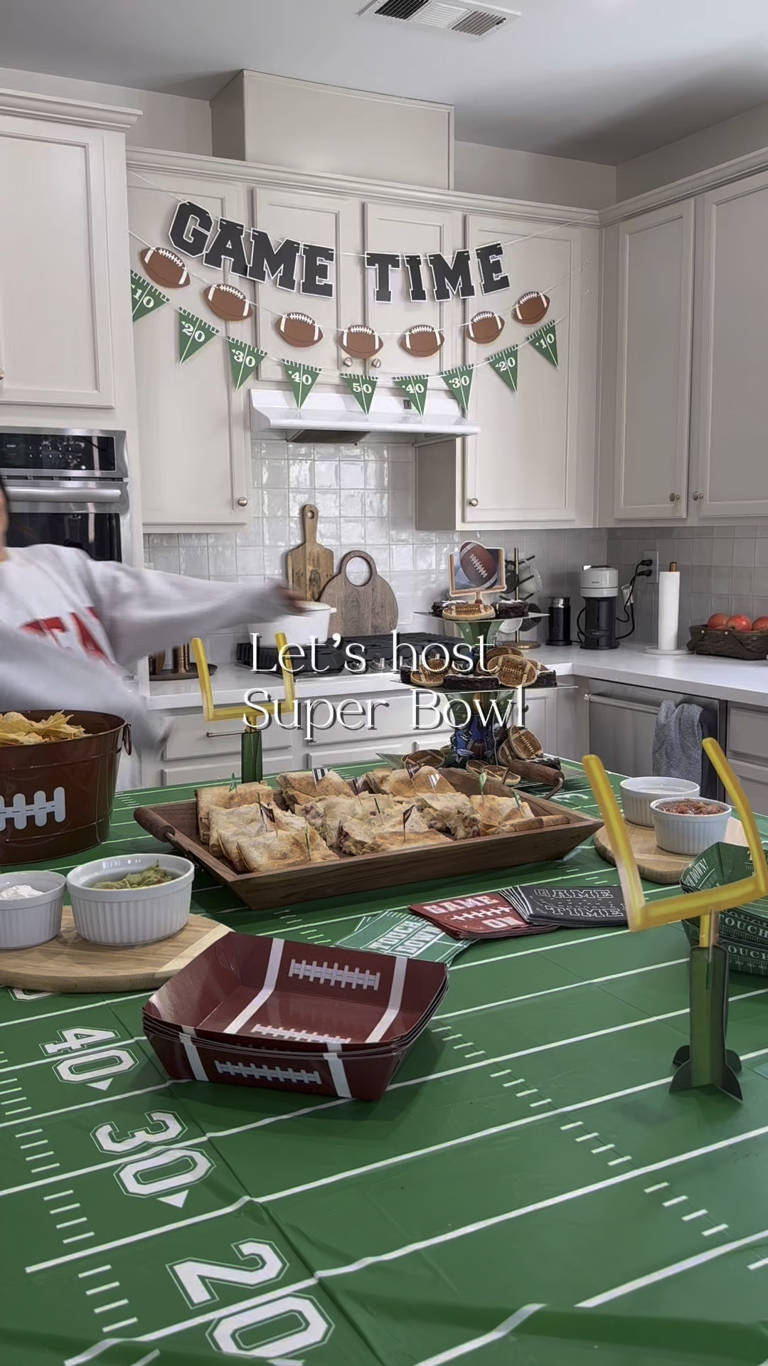 Yes I said it- the food is the real MVP 🏈

It’s not a Super Bowl Party without the ultimate line up of all the game day snacks, wings, dips and drinks!

Comment 🏈 FOOTBALL 🏈  for the links to shop everything for hosting! 

Go team! 🚩🚩

