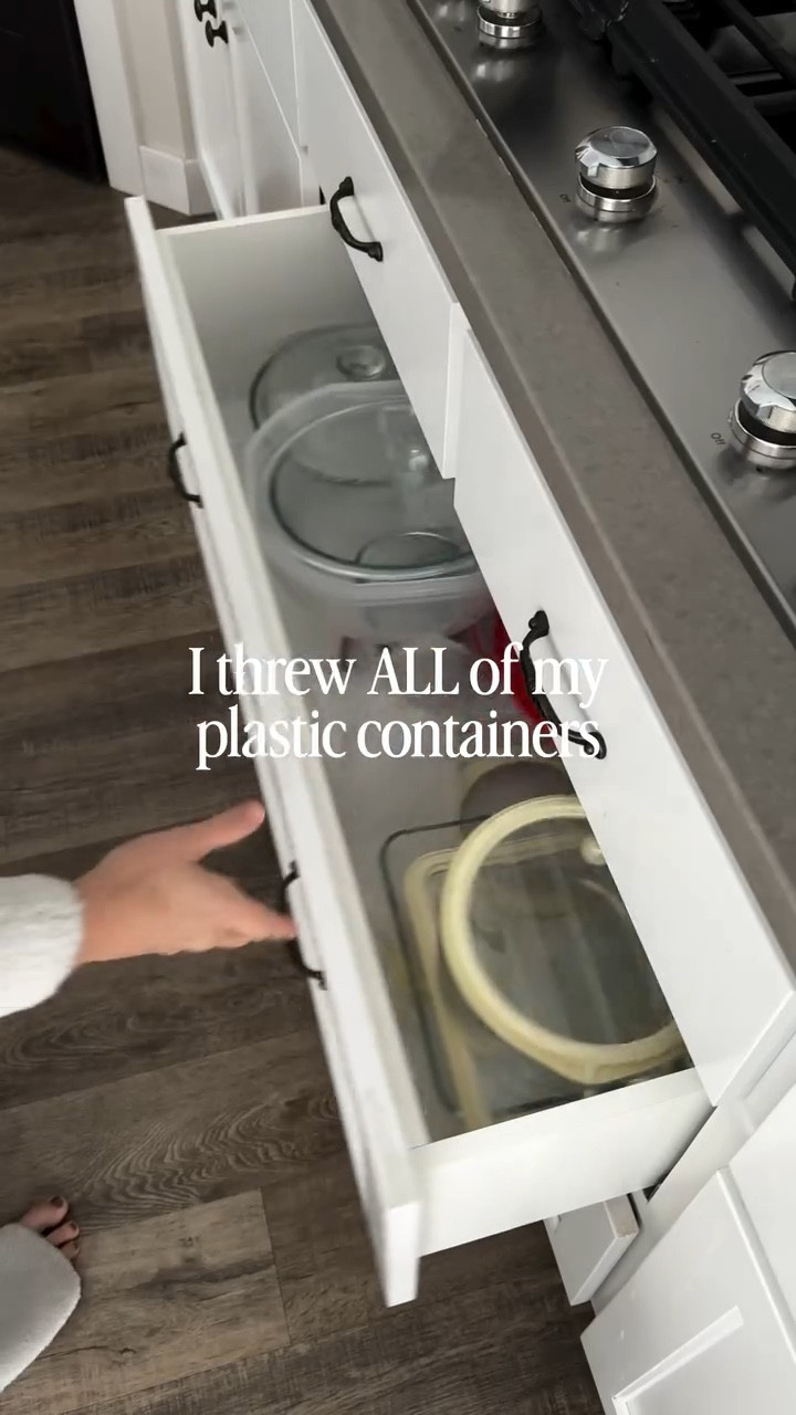 How good does it feel to declutter your containers and lids?! 

I bought these glass containers and will absolutely never go back!! I’ve used these for three years strong and #1 they are always organized, #2 I can always find matching lids, #3 glass is always a healthier option.

Comment GLASS for the link and be prepared to finally get organized and stay that way! 🙌🙌

#kitchenfinds #healthykitchen