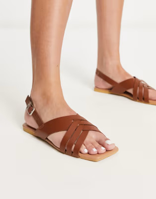 Sandalias color tostado con tira talonera y diseño entretejido de Truffle Collection | ASOS (Global)