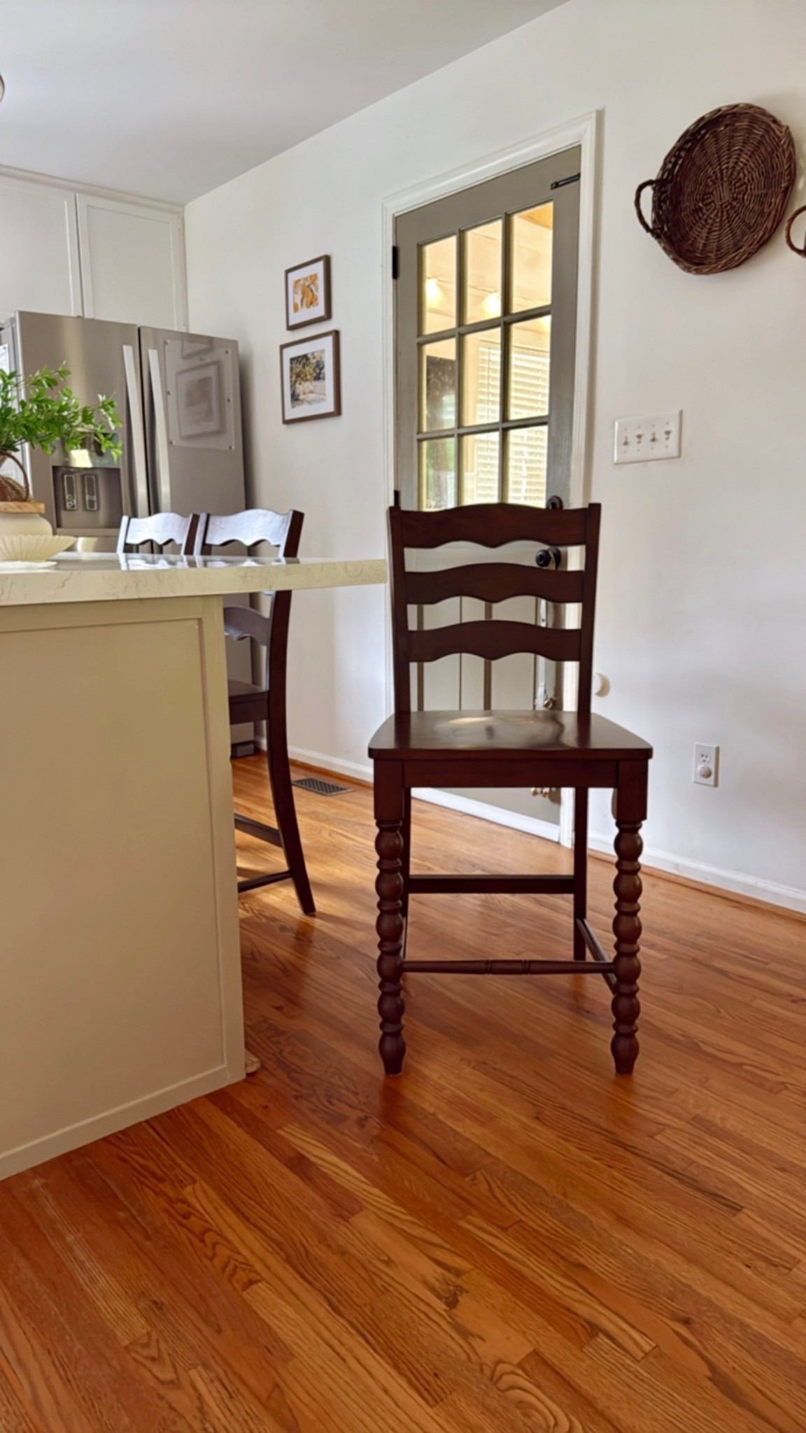 My barstools have been restocked 
They come as a set of 2
have front spindle legs 
And scallop back detail 
Come on the brown wood tone or white 

#LTKStyleTip #LTKHome