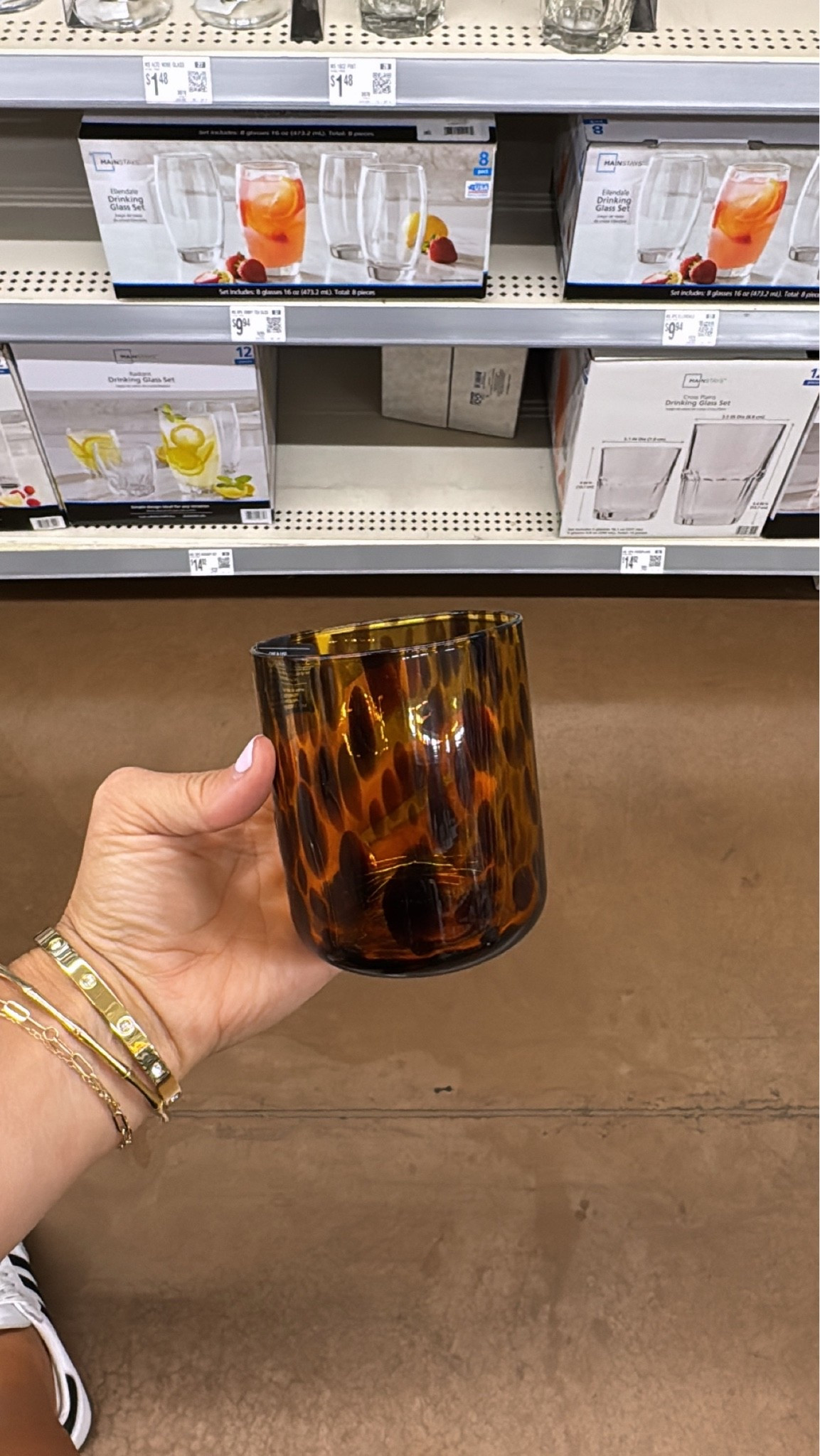 y’all how cute are these glasses?!🤩 at a great price point too!

#glasscups #walmartdecor #walmartlookforless