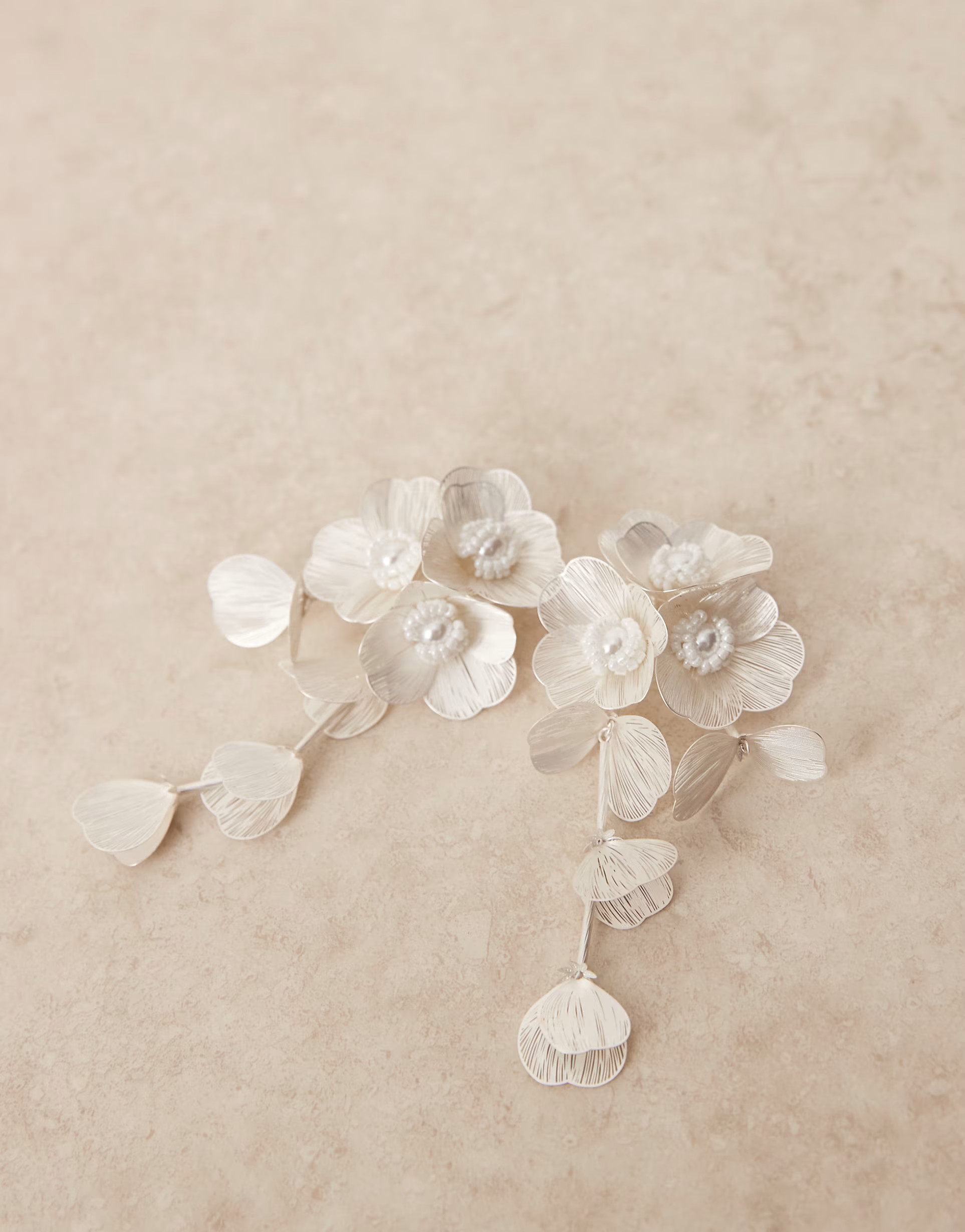 ASOS DESIGN – Hängeohrringe mit 3D-Blumendesign in Perlweiß | ASOS (Global)