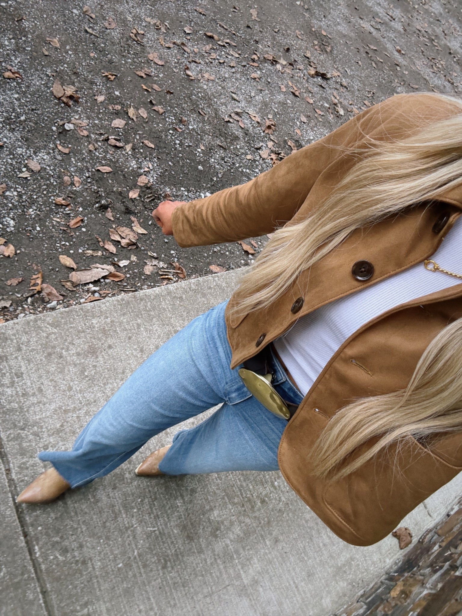 Fall pic outfit inspo 🤎✨ My jeans are currently on sale (wearing a size 25) & sharing my suede jacket from Abercrombie (available in lighter shade).

#LTKHoliday #LTKgrwm #LTKootd