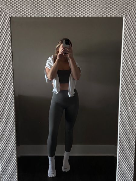 workout fit, ootd, athleisure, athletic, style inspo, casual ootd, gym outfit, womens gym outfit, aritzia socks, crz yoga workout set, h&m sweatshirtt