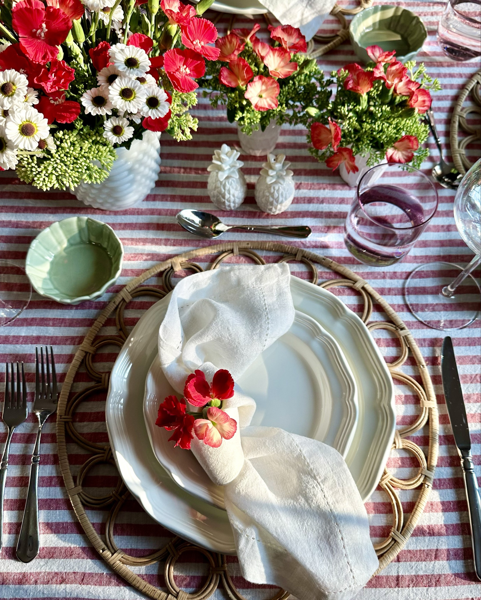 A Charming Casual French Countryside Tablesetting 

A casual yet chic table blends natural linens, neutral dinnerware, and fresh flowers for a relaxed and elegant atmosphere reminiscent of sun-drenched French homes.

#LTKParties #LTKHome