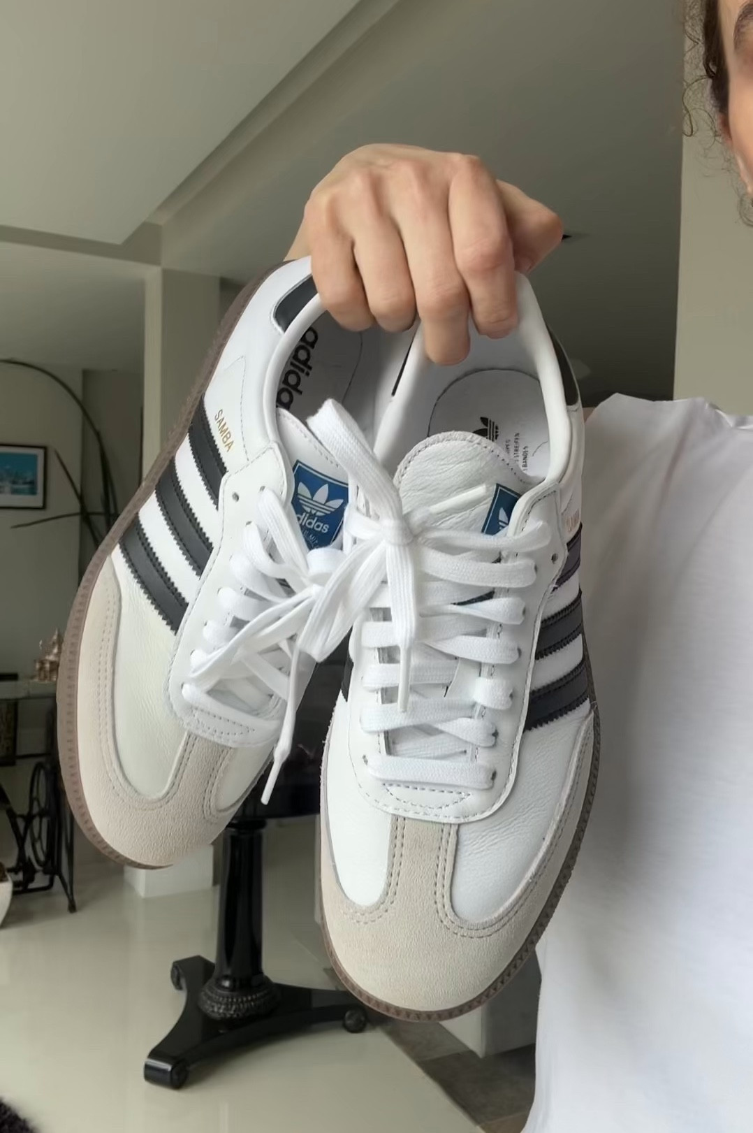 Jaqueta de couro (natural ou sintético) fica ótima com saia acetinada e Adidas Samba ✨

#renner #adidas 


#LTKover50style #LTKbrasil #LTKstyletip