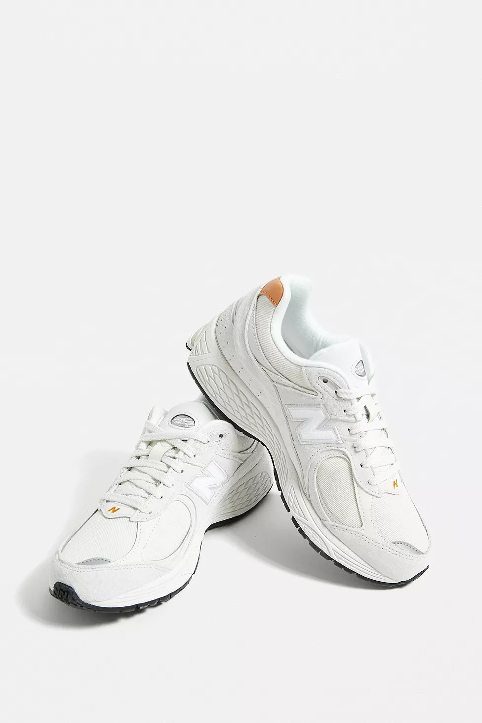 New Balance Cream 2002R Trainers | Urban Outfitters (EU)