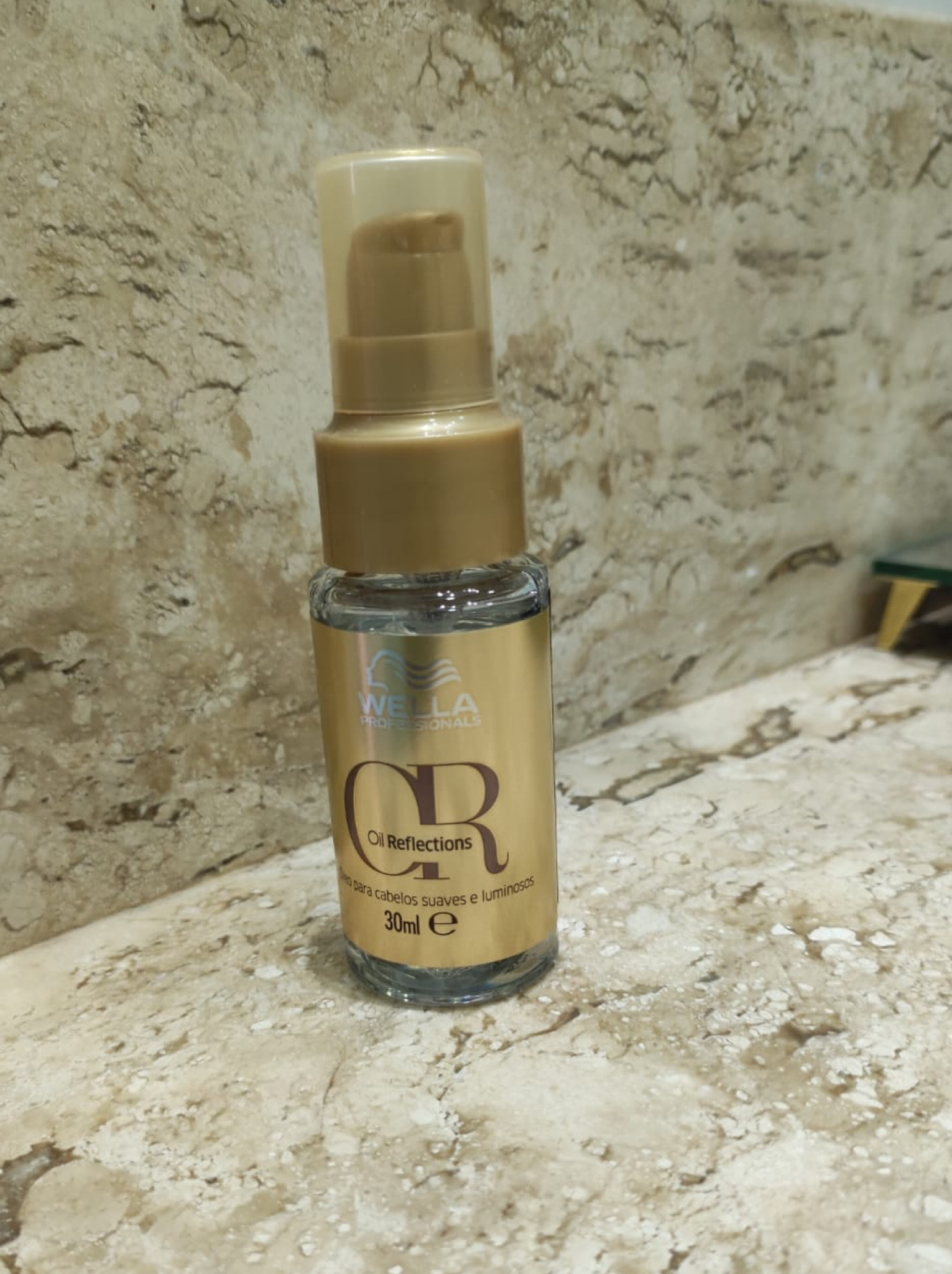 Óleo Capilar Wella Professionals Oil Reflections 30 ml.


Versátil, o óleo capilar Wella Professionals Oil Reflections Luminous Smoothening protege, nutre e deixa o cabelo macio e com efeito gloss. É mais nutritivo, sendo indicado para cabelos que precisam de uma carga maior de nutrientes.

#LTKbrasil