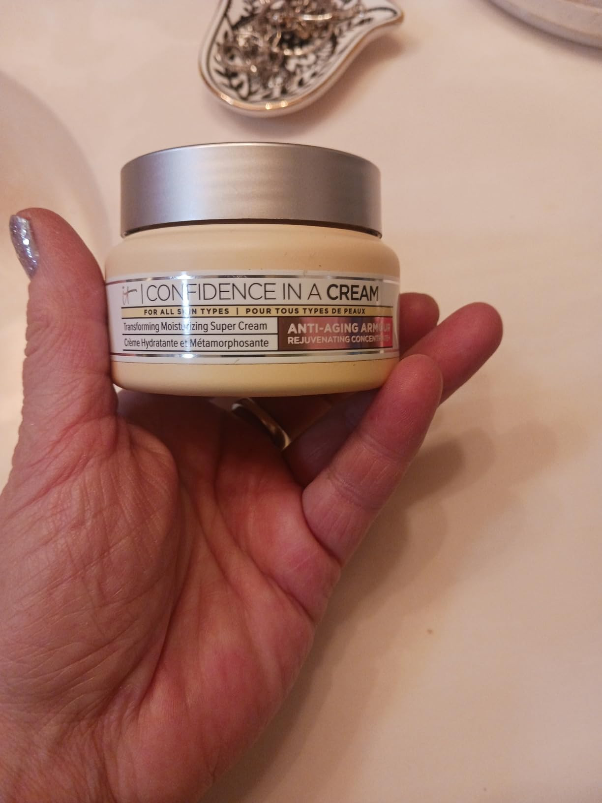 IT Cosmetics Confidence in a Cream Anti Aging Face Moisturizer – Visibly Reduces Fine Lines, Wr... | Amazon (US)