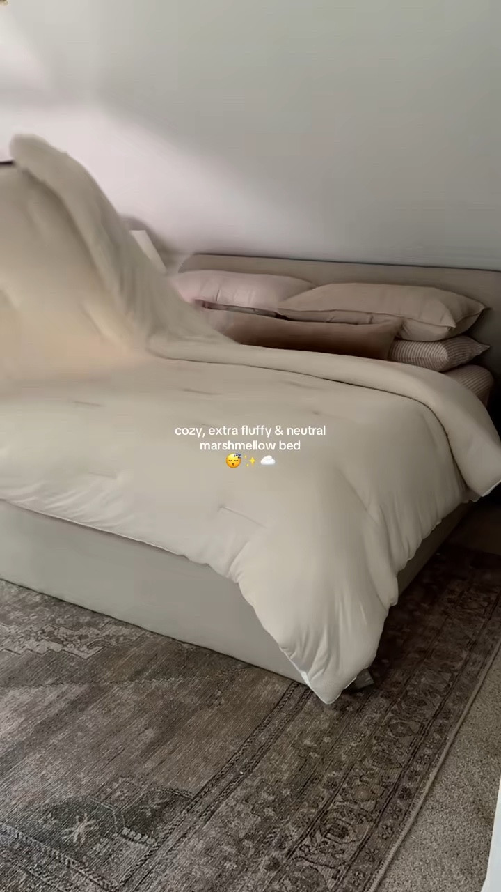 cozy & fluffy marshmellow comforter!!! 😍✨☁️ 

mellow sleep, marshmellow comforter, fluffy comforter, cozy bedding, fluffy bedding