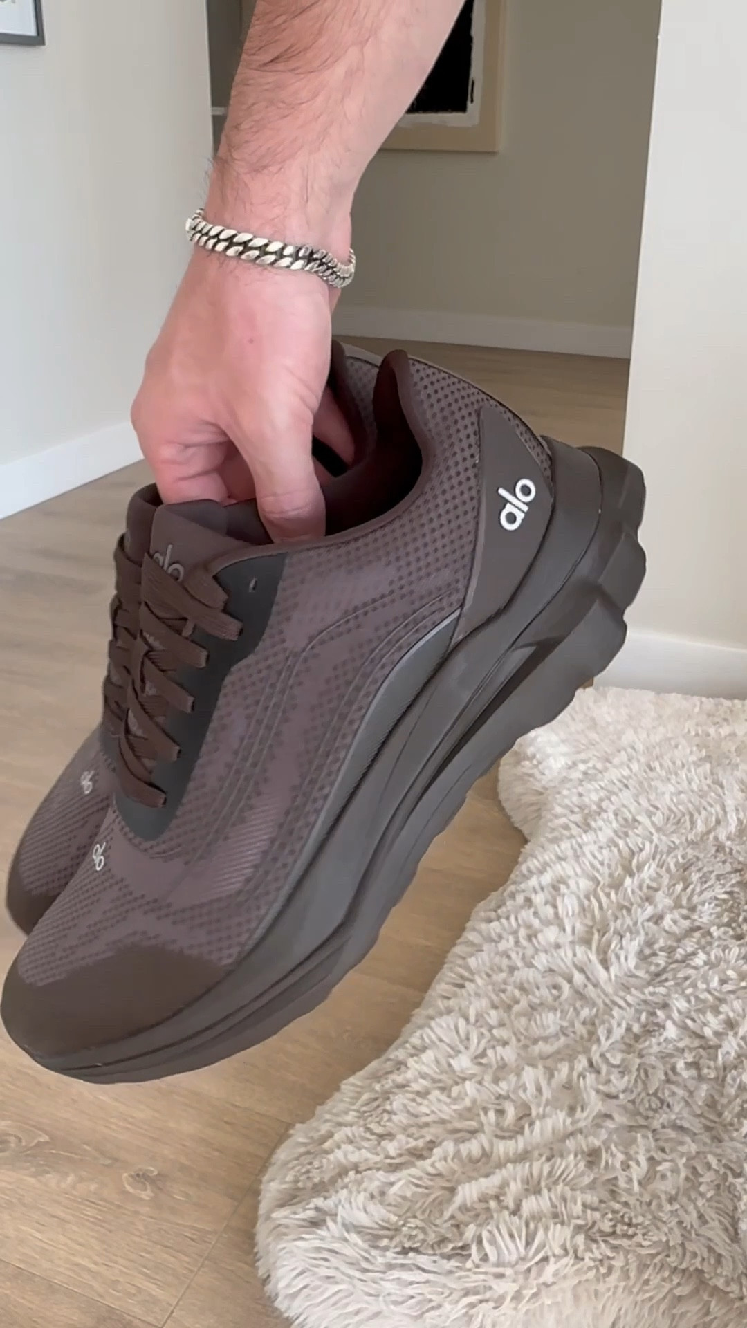 Insane running monochromatic shoes from alo. Super comfy for everyday walking as welll

#LTKActive #LTKMens #LTKShoeCrush