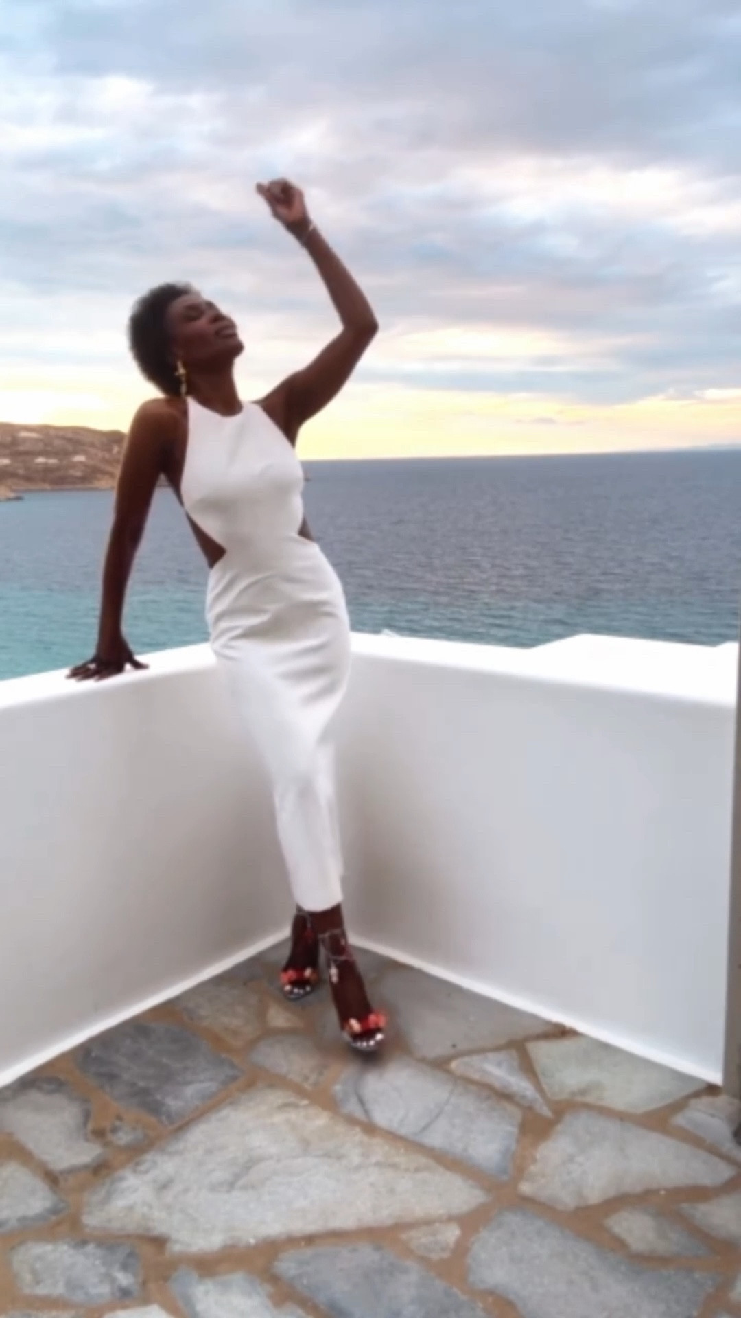 MYKONOS 🤍
.
.
.
.
.
.
.
.
.
.
#mykonos #love #fashion #beauty #reelsinstagram #insta #fumidesaluvold #lotd #ootd #zara #white #weekend #lifestyle #glam #fitness #brand #positivevibes #mother #over40 #over50