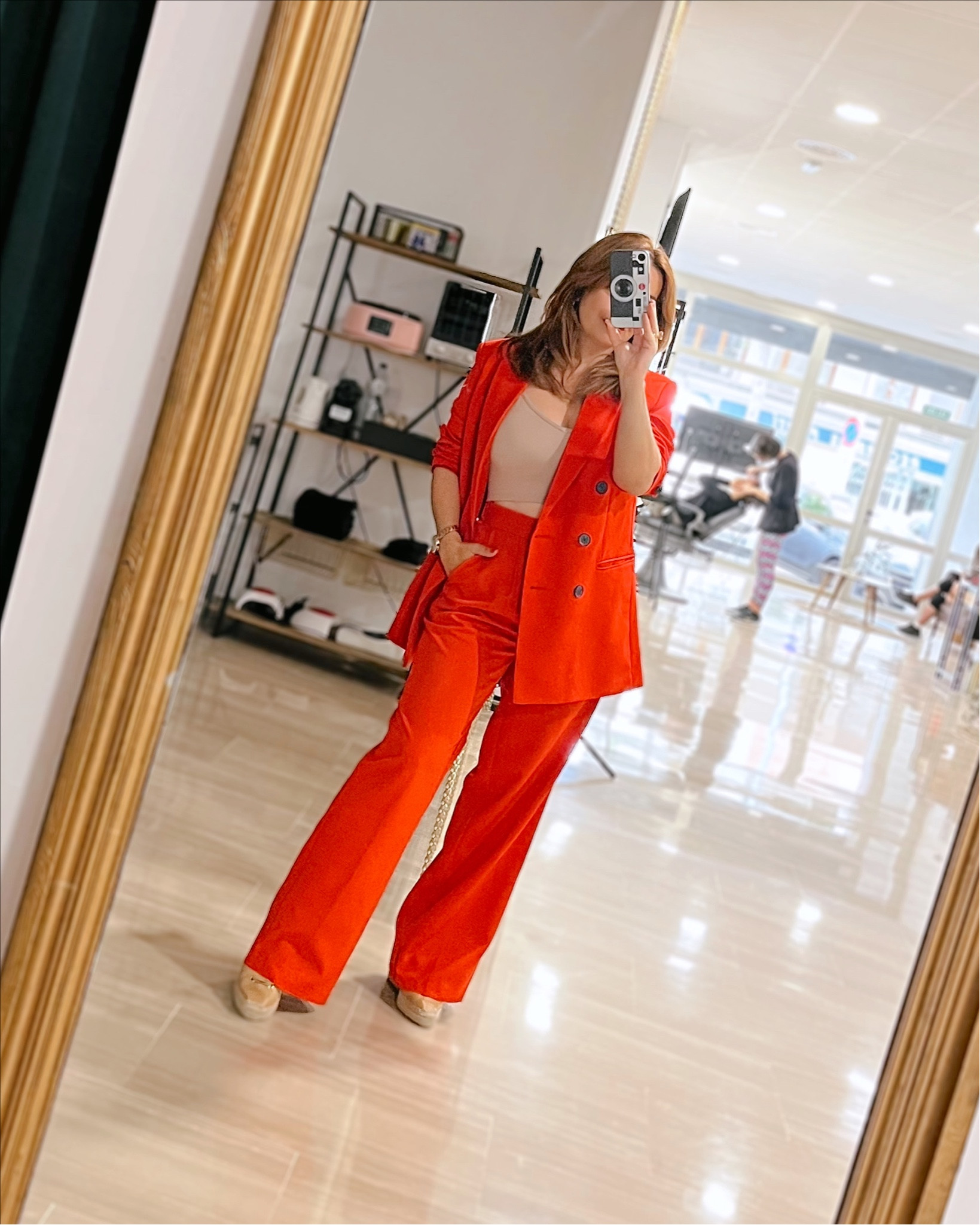 Look con traje rojo 

#LTKeurope