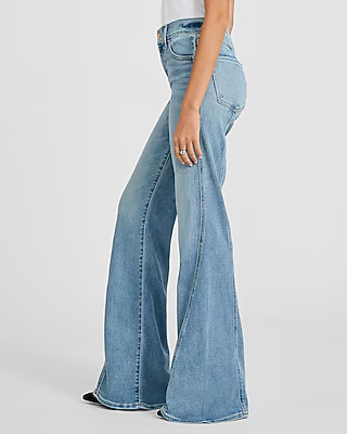 Mid Rise Light Wash Twist Seam Hyper Sculpt '70s Flare Jeans | Express
