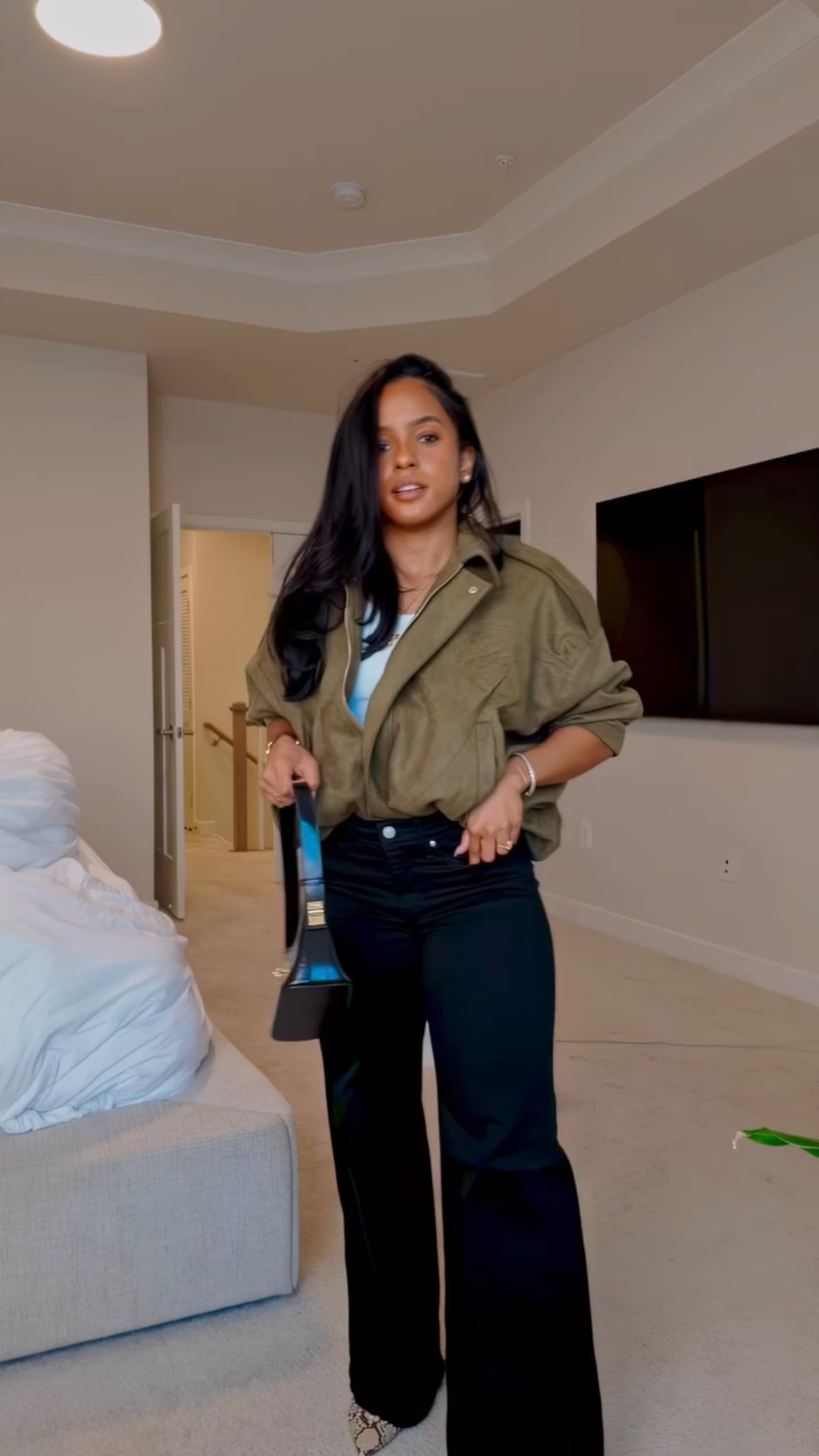 Always have time for an ootd video, even if I had to leave 5 mins ago💀
Btw…This Zara version of this jacket was sold out so I found a look a like on Amazon and it works 🤷‍♀️
#ootd #capsulewardrobe #springfashıon #winterfashion