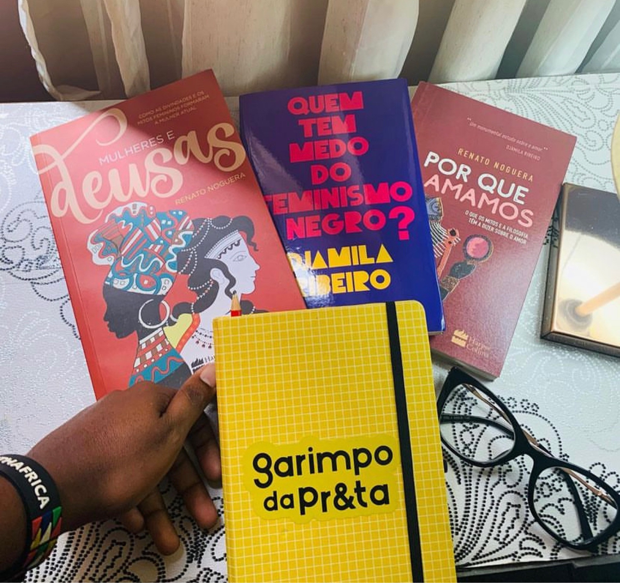 Em Novembro que já está aí, muitos se fala da “consciência negra” e etc… Algumas falas bem intencionadas as vezes acabam sendo contraditórias. Hoje eu vim indicar 3 livros de autores pretos para um outro Mindset🌟🖤. 

 📚3 livros que falam desde a formação da mulher atual até o “por que” amamos como indivíduo que somos 😉

 - Mulheres e Deusas : mostra como as mitologias tanto Grega quanto Africana nos formaram de modo geral, até sobre o que falamos.

 - Quem tem medo do feminismo negro: mostra o quanto é importante conhecer de fato a sua potência. 

- Por que amamos?: É um livro que traz muitas respostas sobre o amor, esse acho que todos os homens deveriam ler também 😅 
 

 ✨✨✨✨✨✨✨✨✨✨
#garimpodakelly #livros #indicacaodelivros #consciencianegra #novembronegro #leituras #blackpower #cadapostumachance #ChallengeLTK 

#LTKhome #LTKstyletip #LTKbrasil