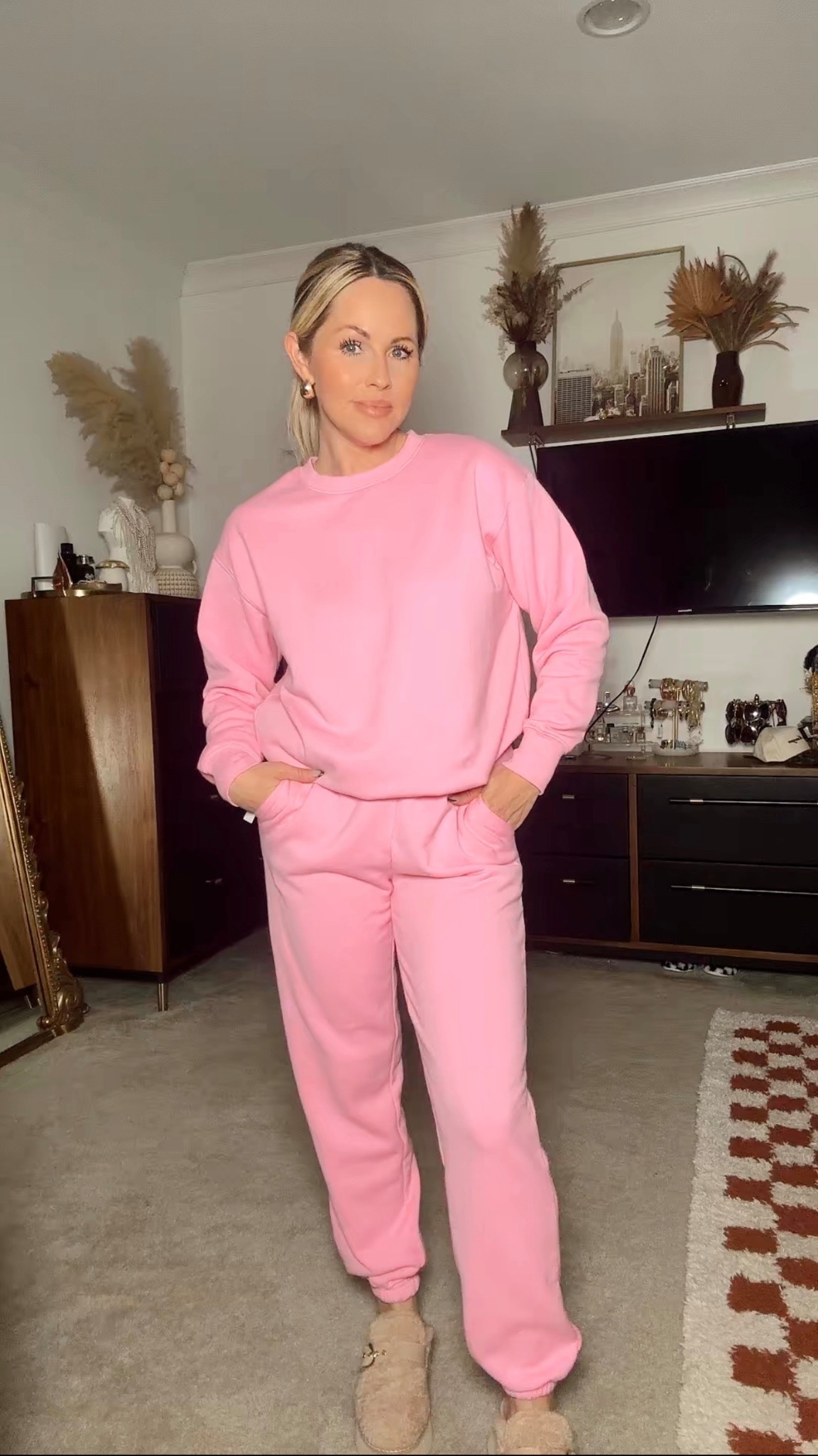 Save vs Splurge 🙌🏻 

These pink sweatpants are identical to Aeries version, but you get them at a cheaper price. Yes please! Of course they’re still just as comfy and cute. So why not save a few bucks when you can?! Added the sweatshirt in case you wanted the whole look. Linked right here! 

#sweatpants #dupe #winterfashion #walmartfashion #LTKFindsUnder50 #valentinesdayoutfit 

#LTKValentine #LTKSeasonal #LTKOver40