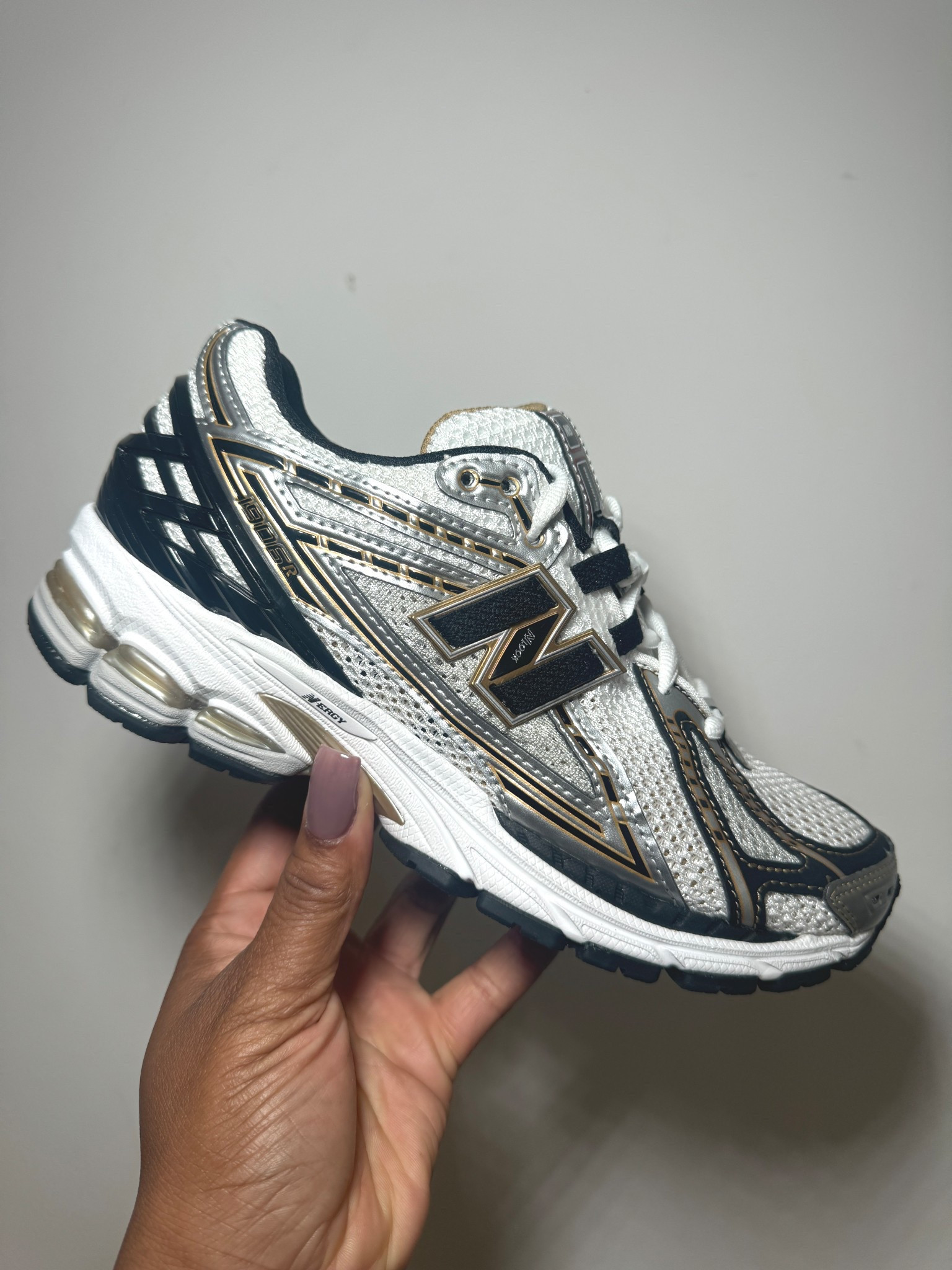 New Balance 1906 trainers in silver and gold

#Footwear #newbalance #trainers 


#LTKmens #LTKshoes #LTKuk