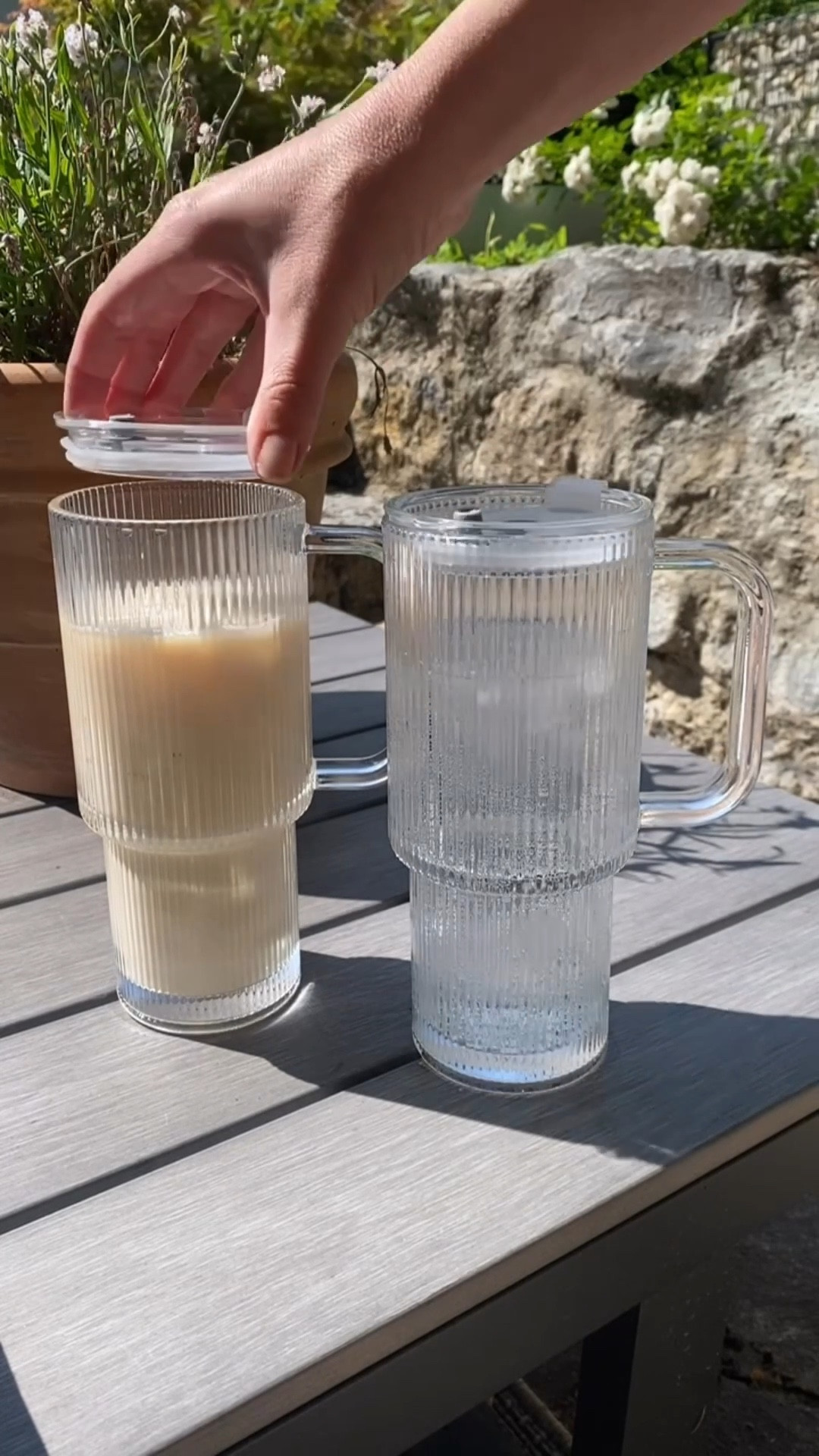 Riffle Gläser mit Henkel, Deckel und Strohhalm. Perfekt für den Sommer!

#LTKdeutschland #LTKsummer #LTKhome