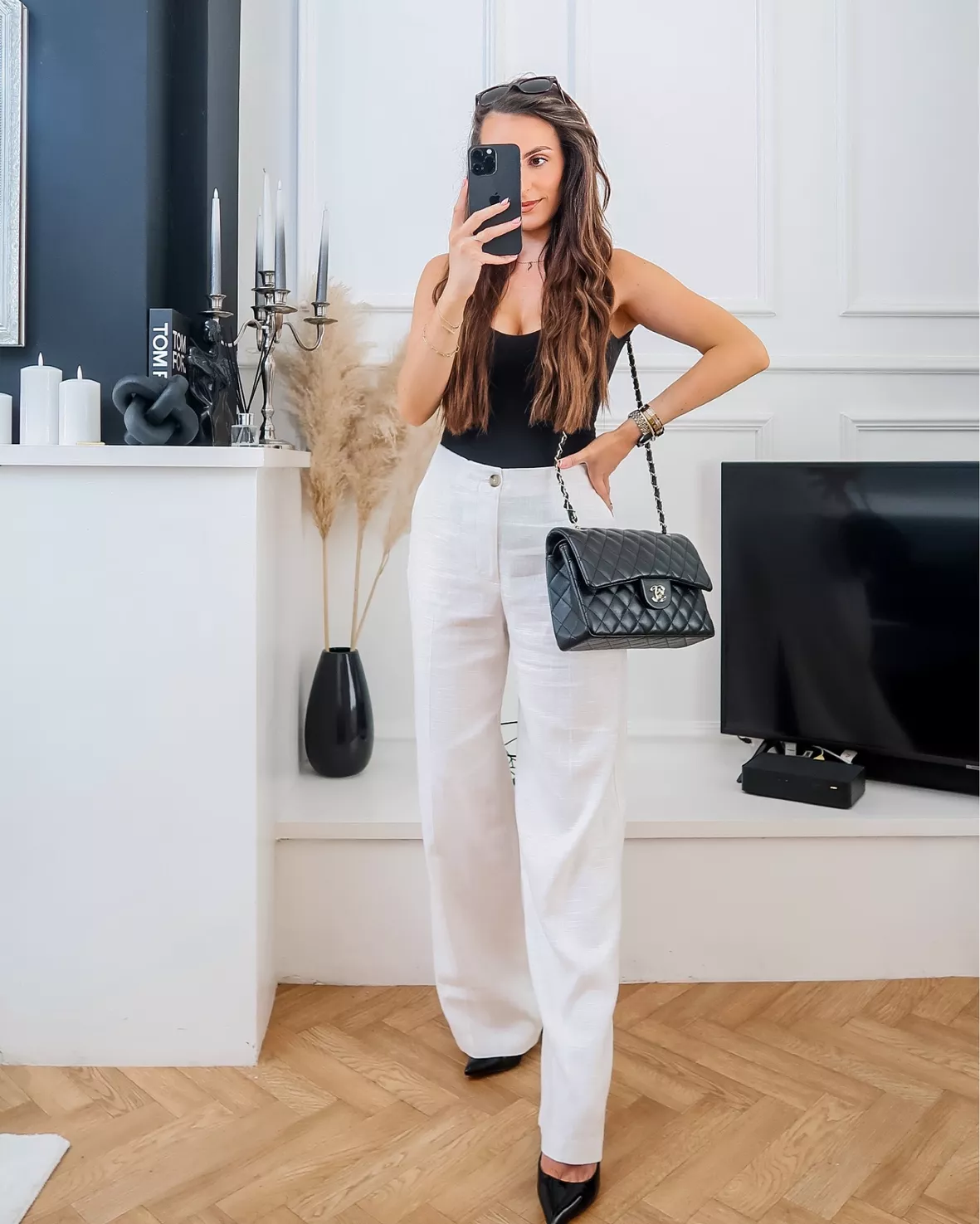 Black Top and white pants  Stylish outfits, Effortless outfit, Black shirt  outfits